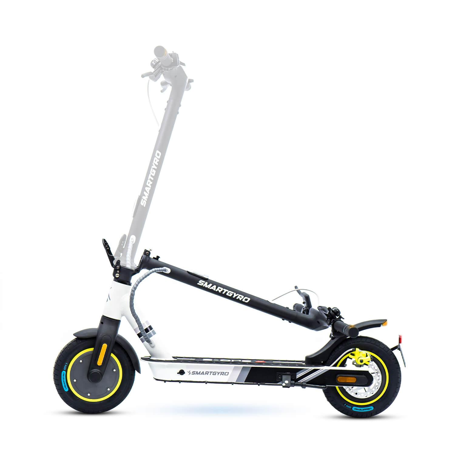 Scooter eléctrico blanco y negro con ruedas amarillas y el logo SMARTGYRO, sobre fondo blanco.