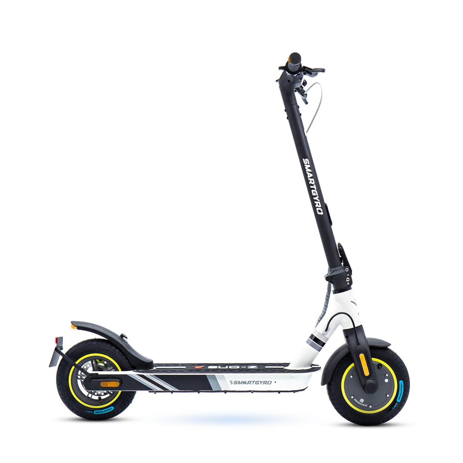 Scooter eléctrico blanco y negro con ruedas amarillas y el logo SMARTGYRO, sobre fondo blanco.