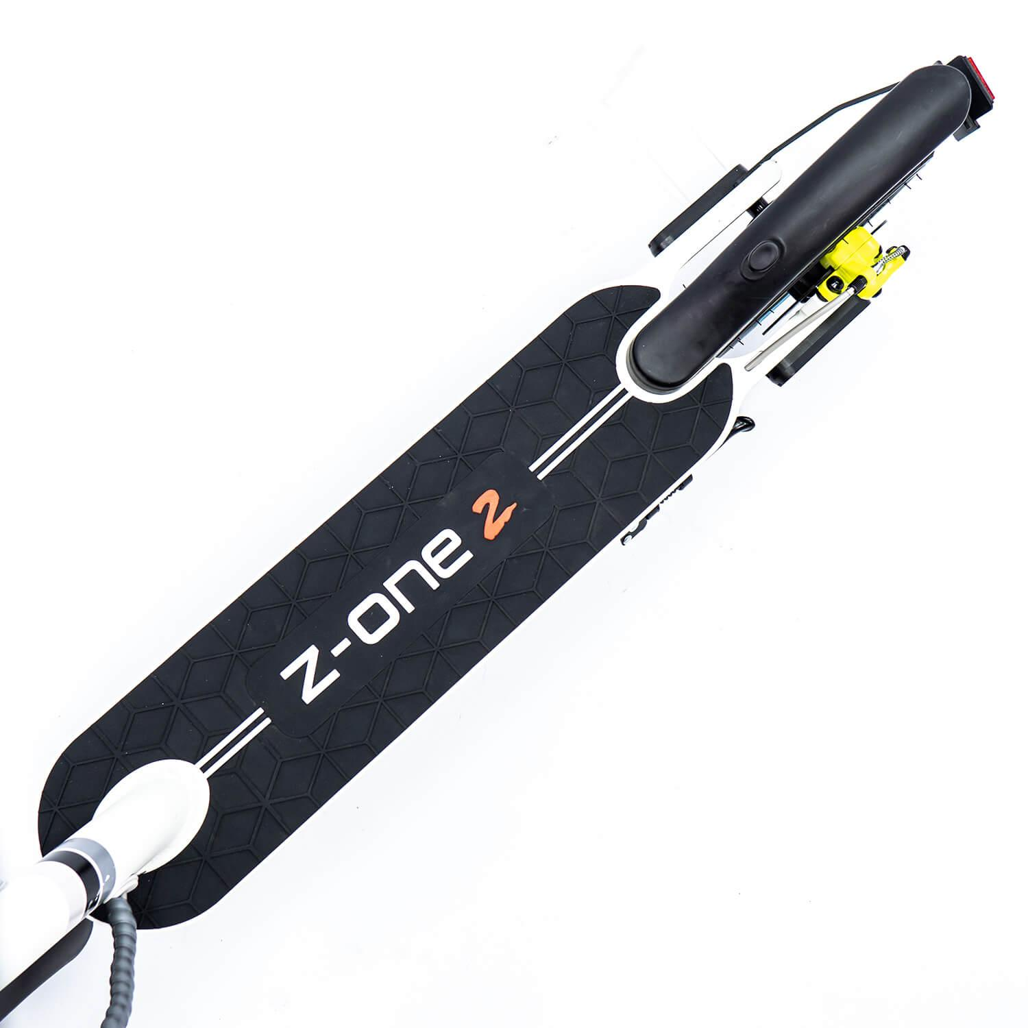 Vista superior de un patinete eléctrico, mostrando la plataforma y el logo Z-one 2, en blanco.