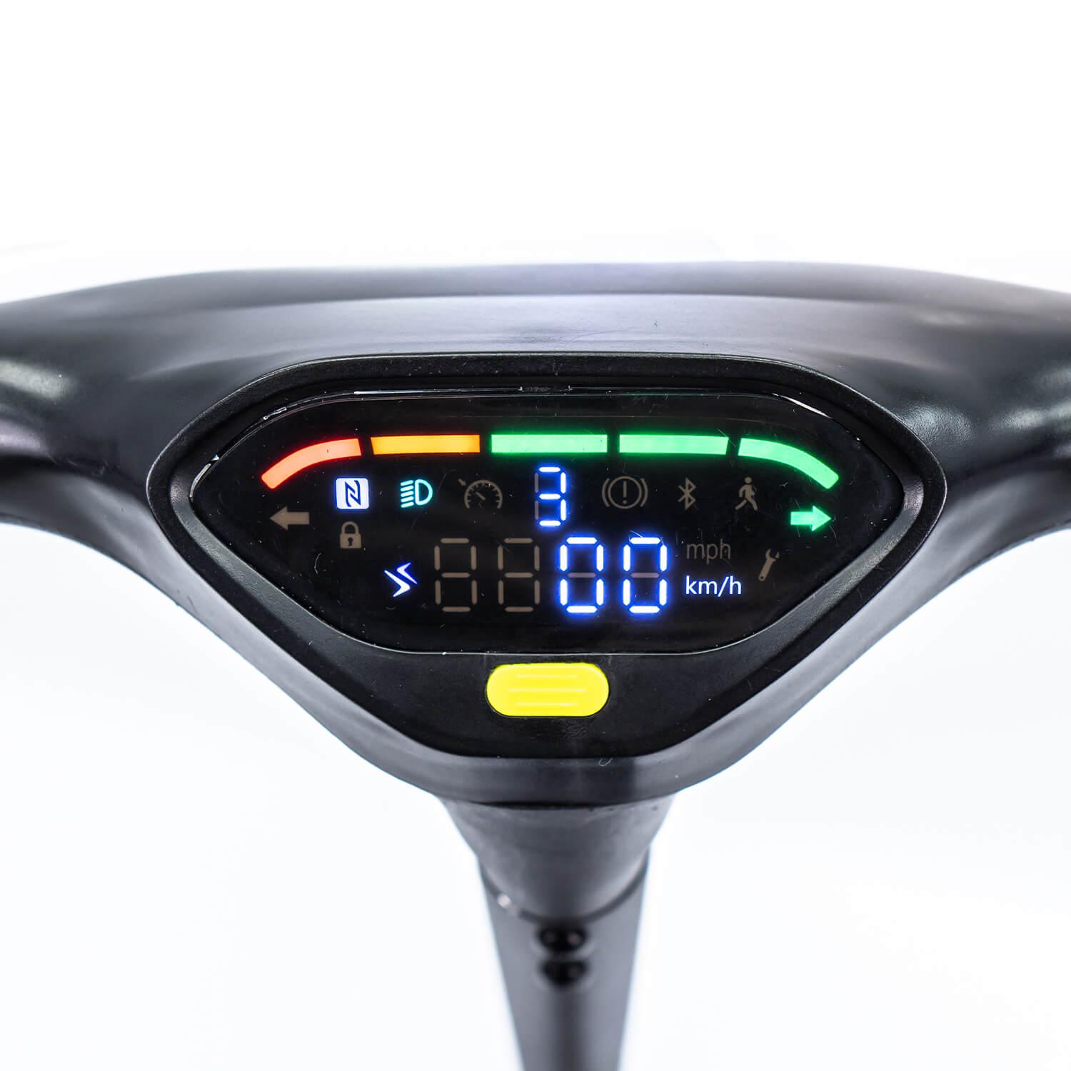 Primer plano de la pantalla de un patinete eléctrico, mostrando velocidad, batería, etc., negro.