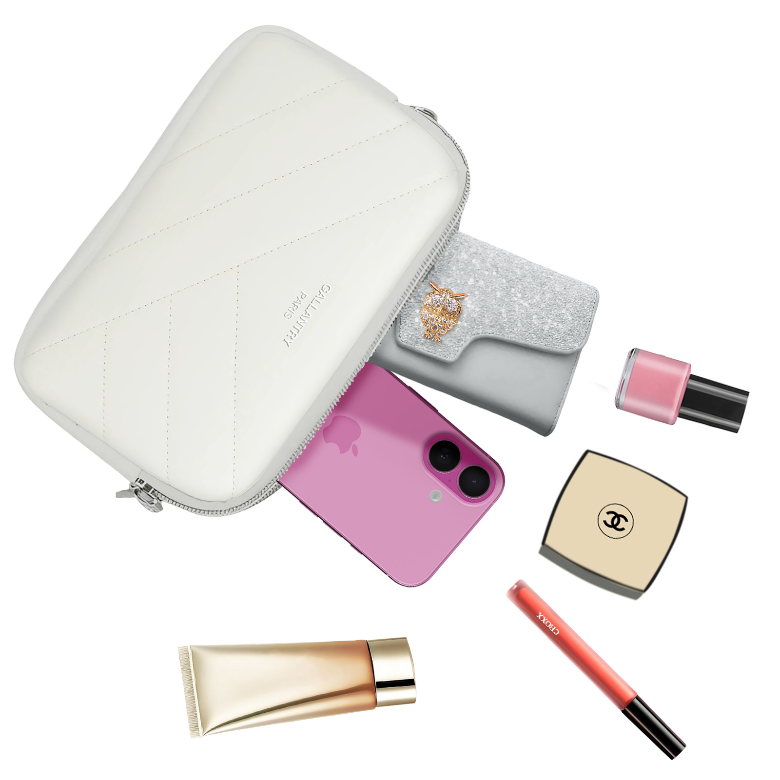 Un bolso blanco abierto, revelando cosméticos: un teléfono rosa, lápiz labial y una polvera.