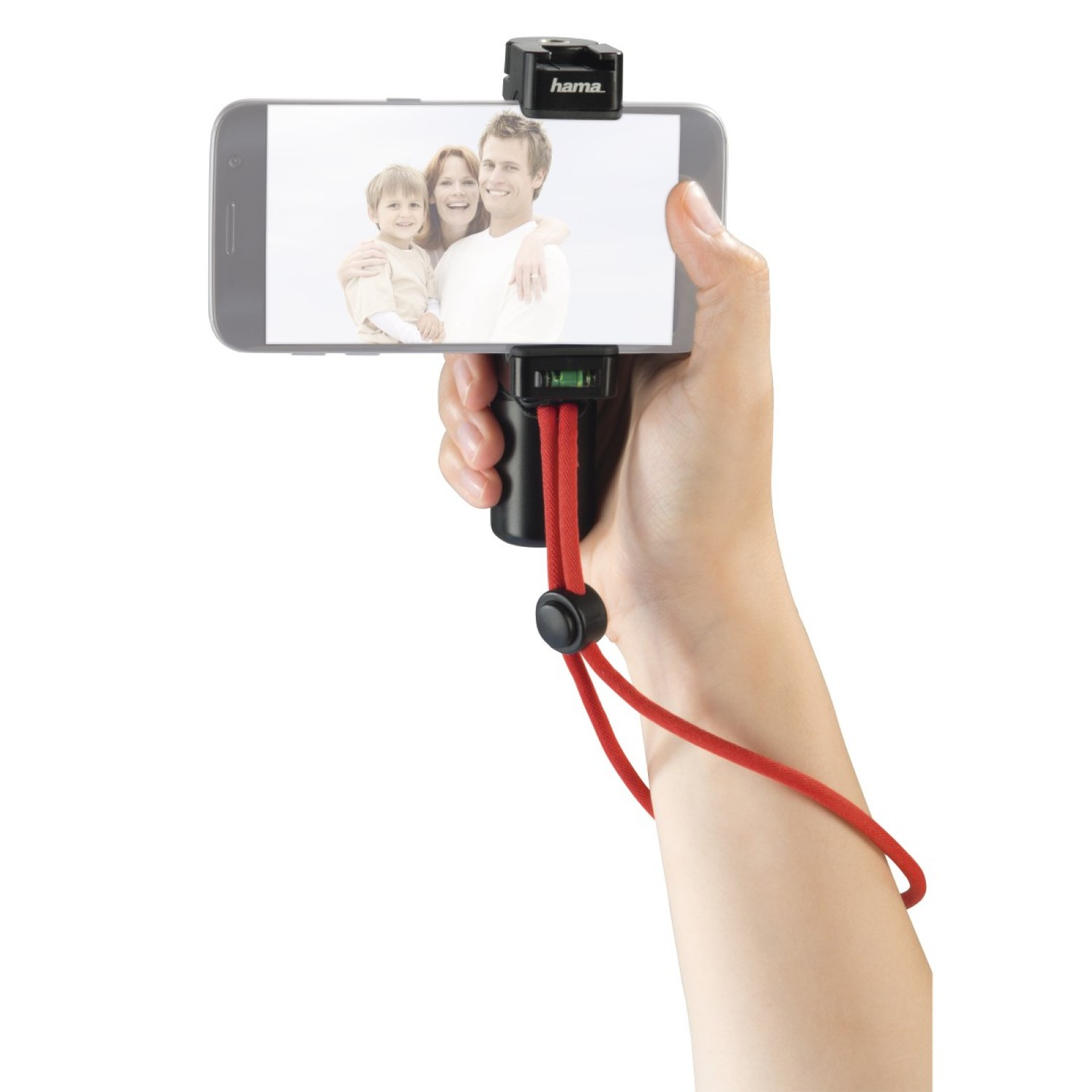Eine Person hält ein Telefon mit einem Familienfoto. Das Telefon ist an einer Halterung mit roter Schnur befestigt.