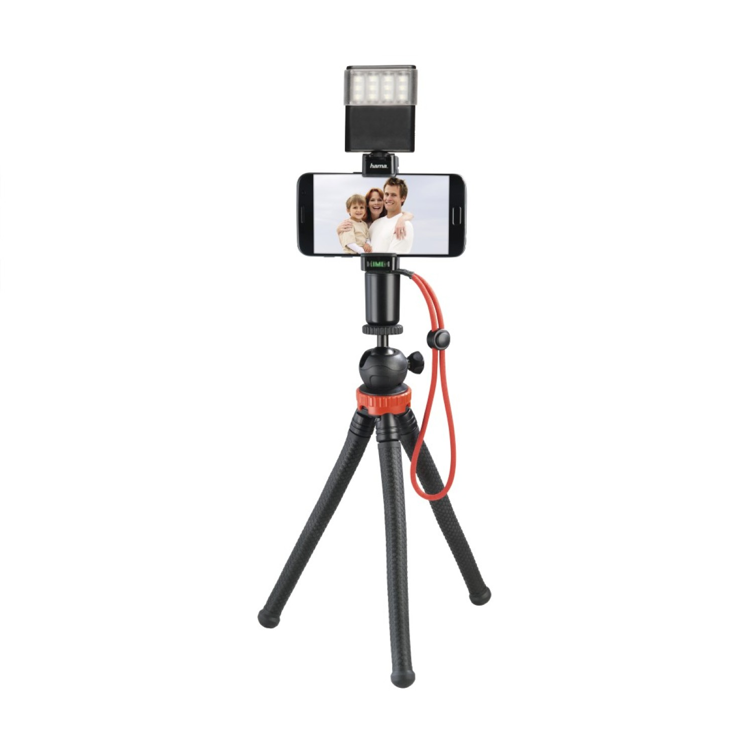 Smartphone auf Stativ mit Licht, zeigt Familienfoto.
