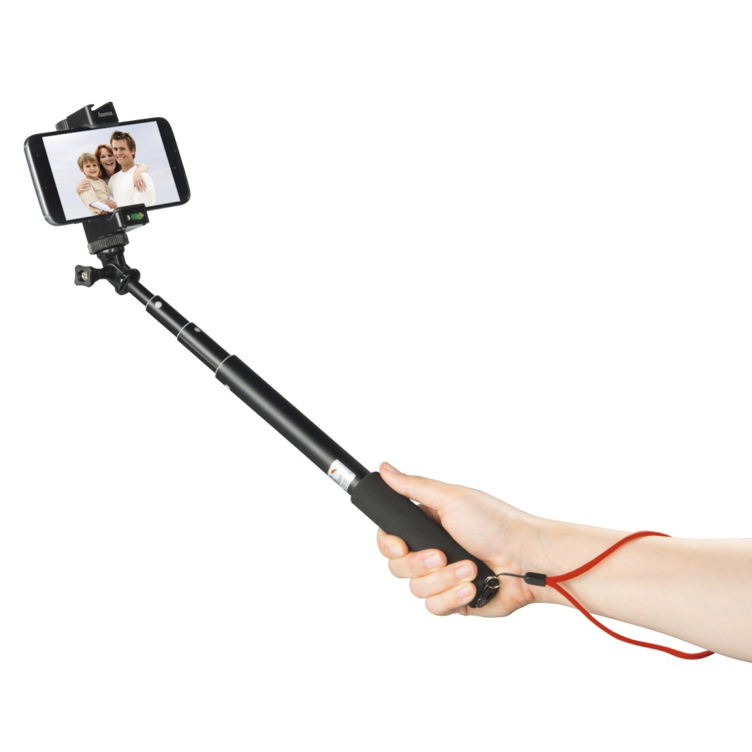 Hand hält Selfie-Stick mit Smartphone, das ein Familienfoto zeigt.
