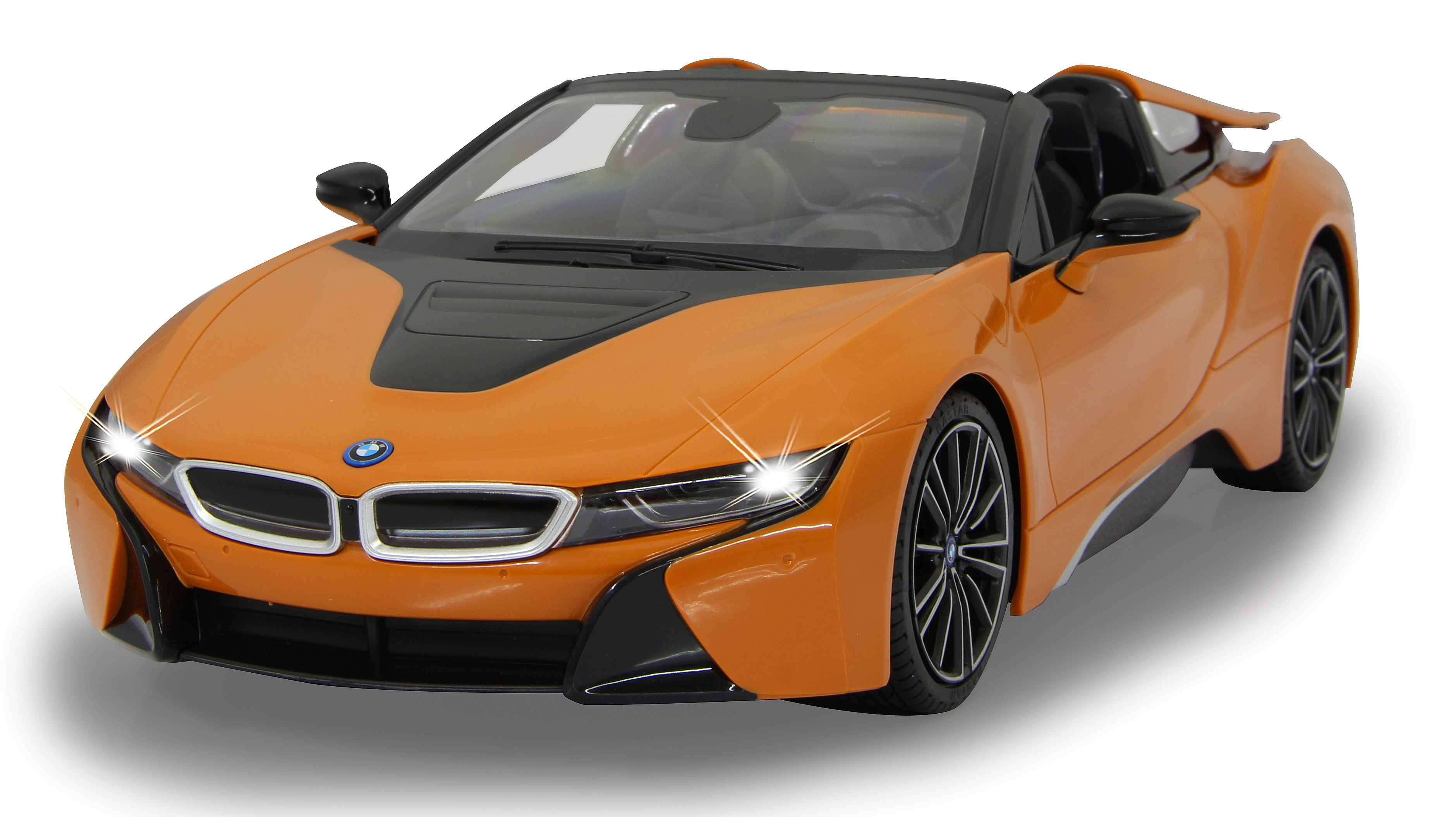 Ein orangefarbenes BMW i8 Roadster Spielzeugauto mit eingeschalteten Scheinwerfern. Es hat schwarze Details.