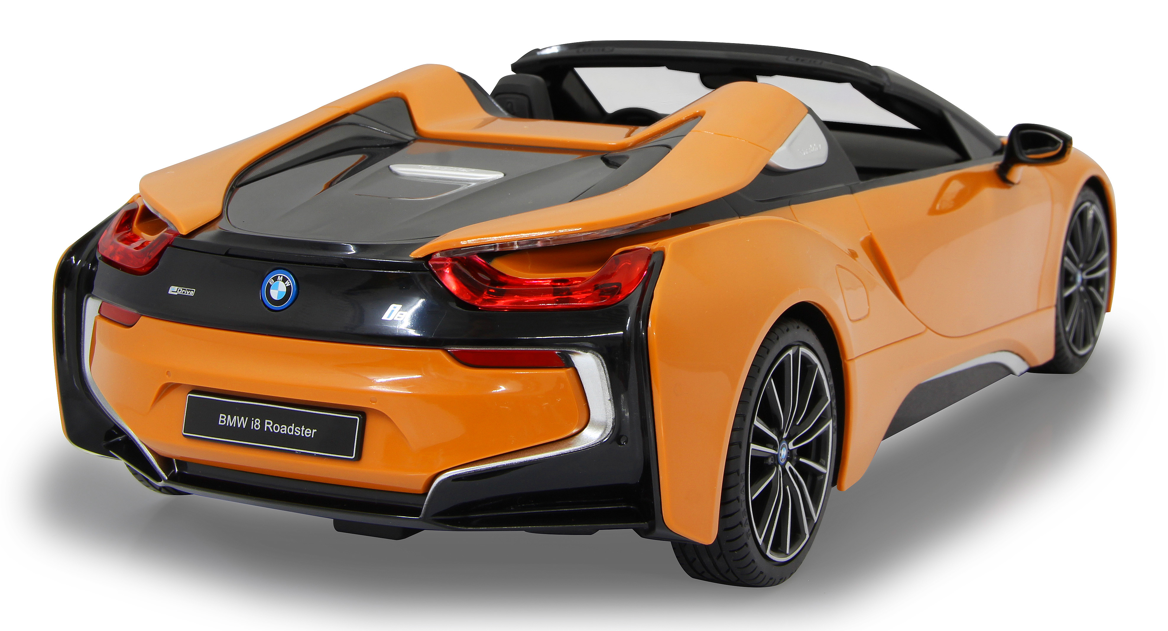 Das Heck eines orangefarbenen BMW i8 Roadster Spielzeugautos. Es hat schwarze Details und ein BMW-Logo.