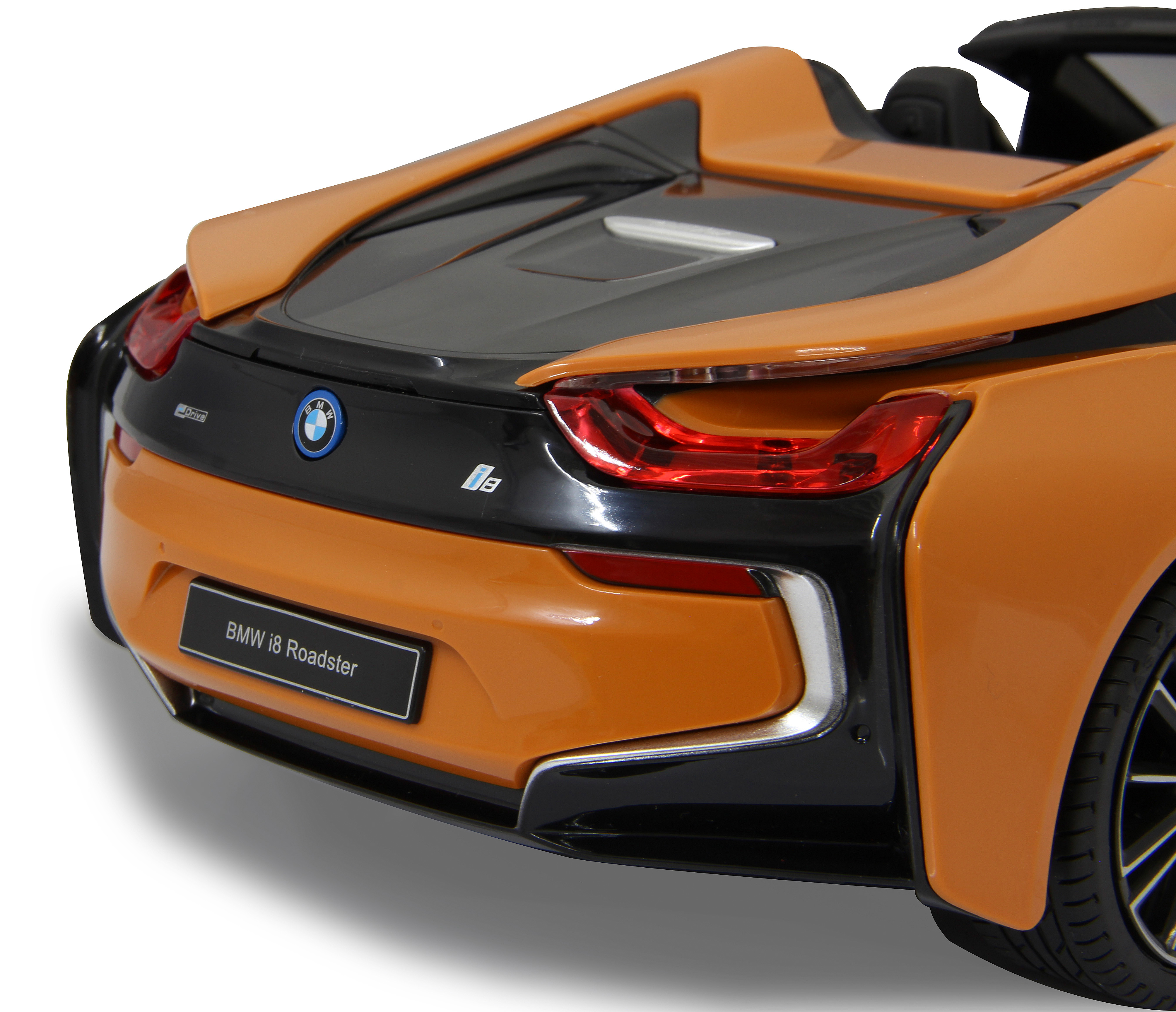 Nahaufnahme des Hecks eines orangefarbenen BMW i8 Roadster Spielzeugautos. Rückleuchten und BMW-Logo sind sichtbar.