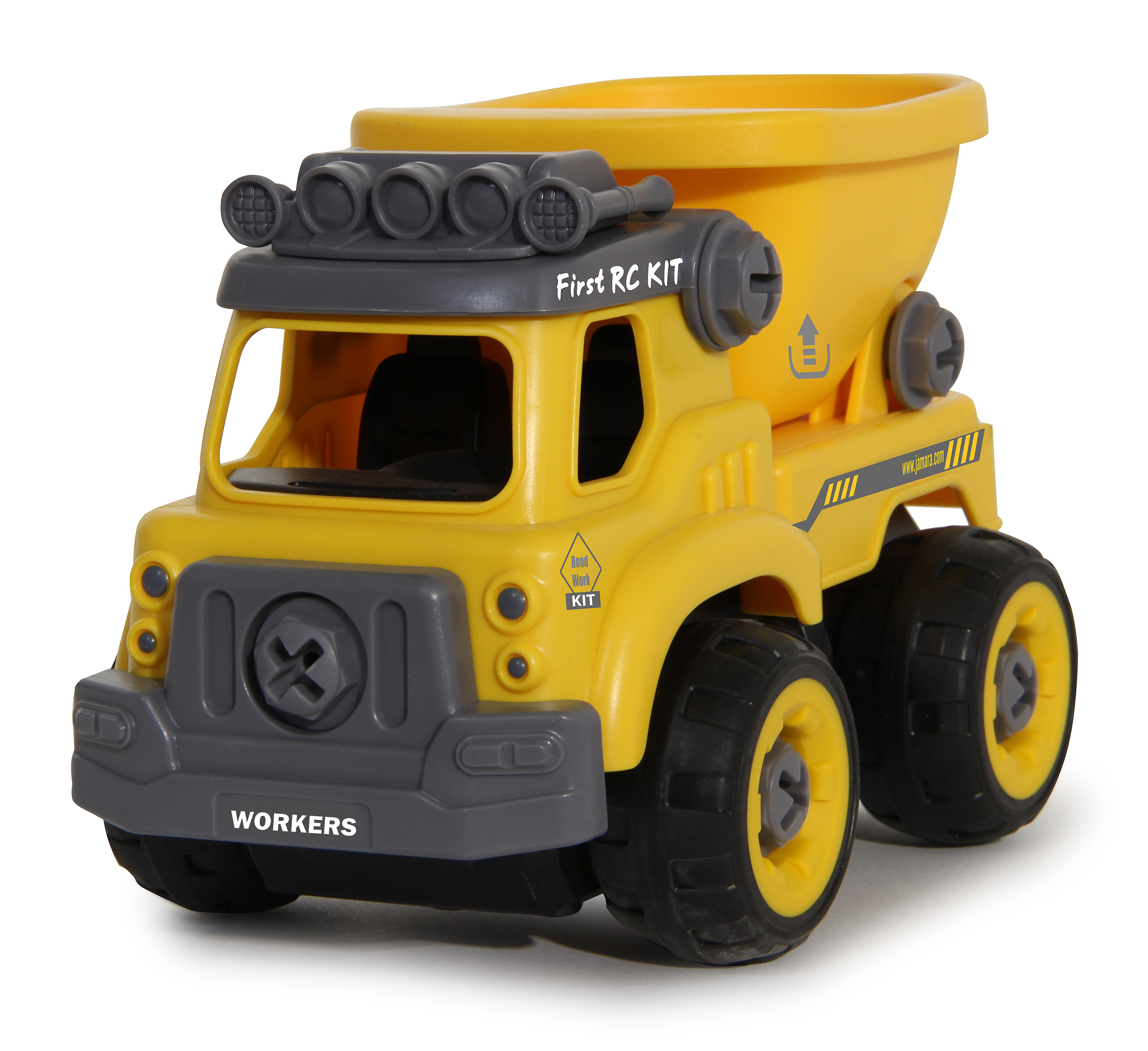Ein gelber Spielzeug-LKW mit grauen Akzenten wird auf einem weißen Hintergrund angezeigt. Der LKW hat schwarze Räder.