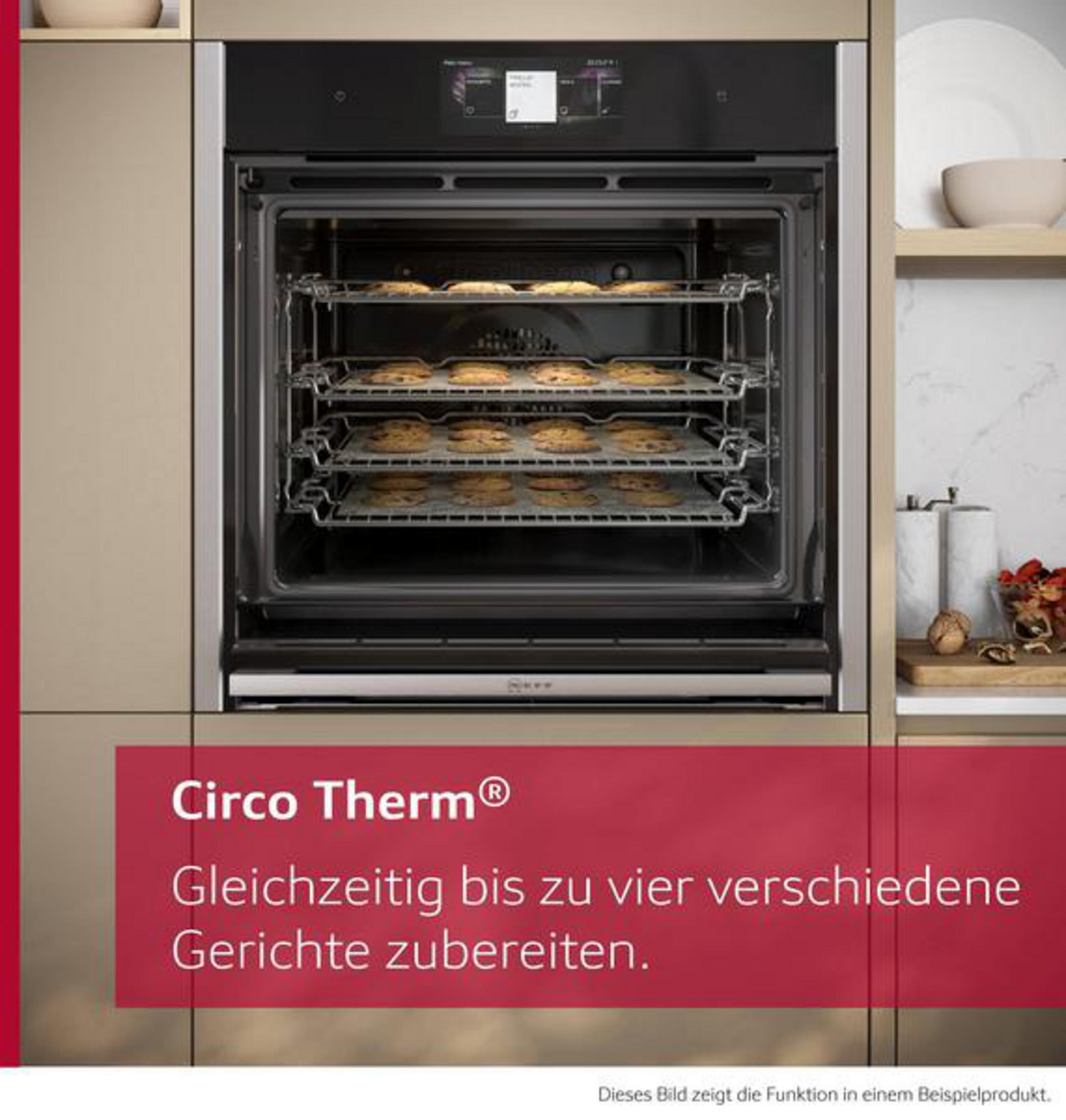 Ofen mit drei Rosten voller Kekse, deutscher Text über das Zubereiten mehrerer Gerichte.
