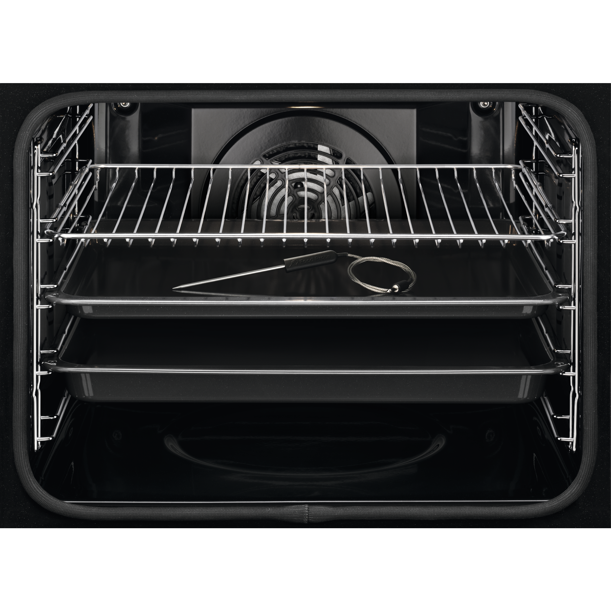 Interior del horno con dos rejillas, una sonda y dos bandejas.