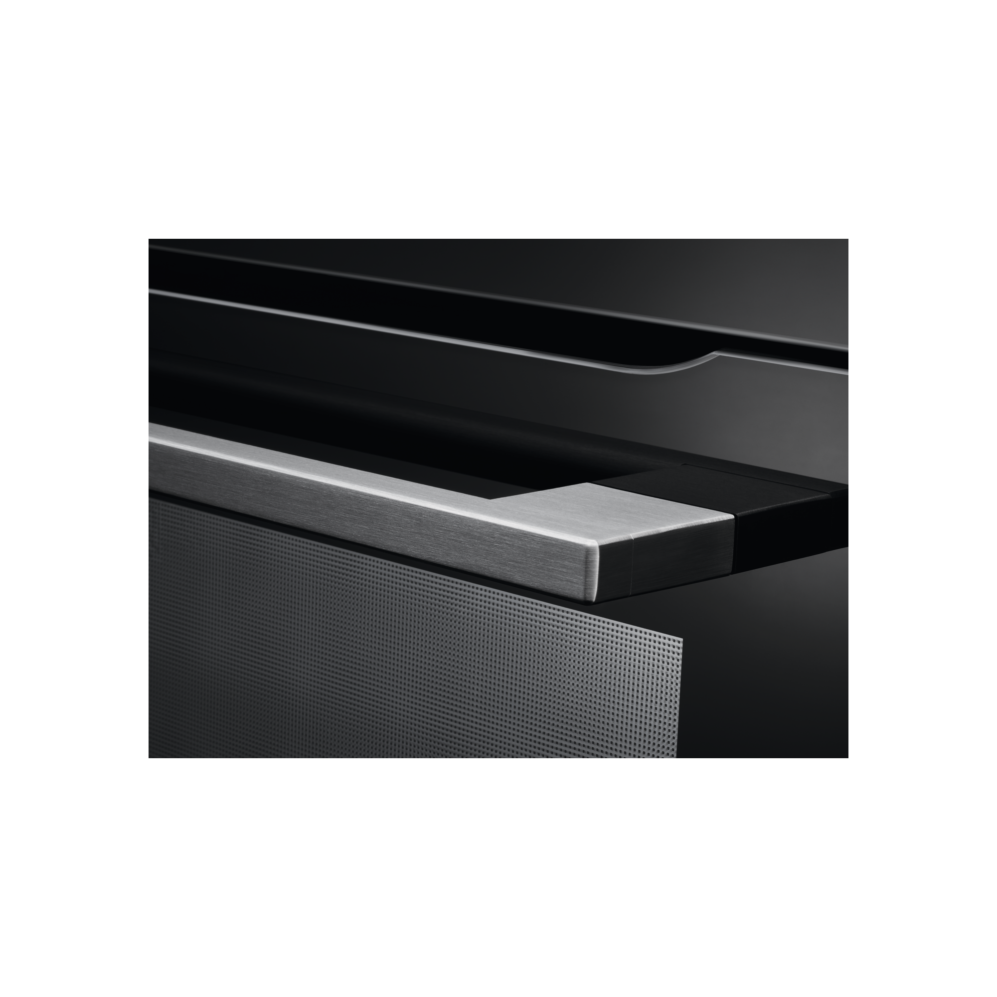 Primer plano de la puerta del horno y panel de control, borde metálico y superficie negra.