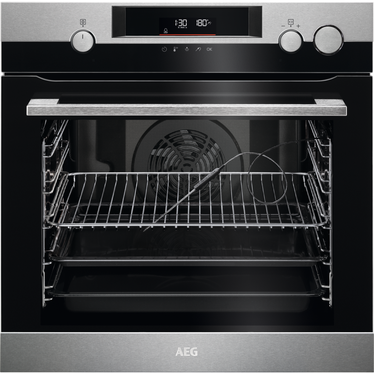 Vista frontal de un horno de acero inoxidable con puerta negra y panel de control.