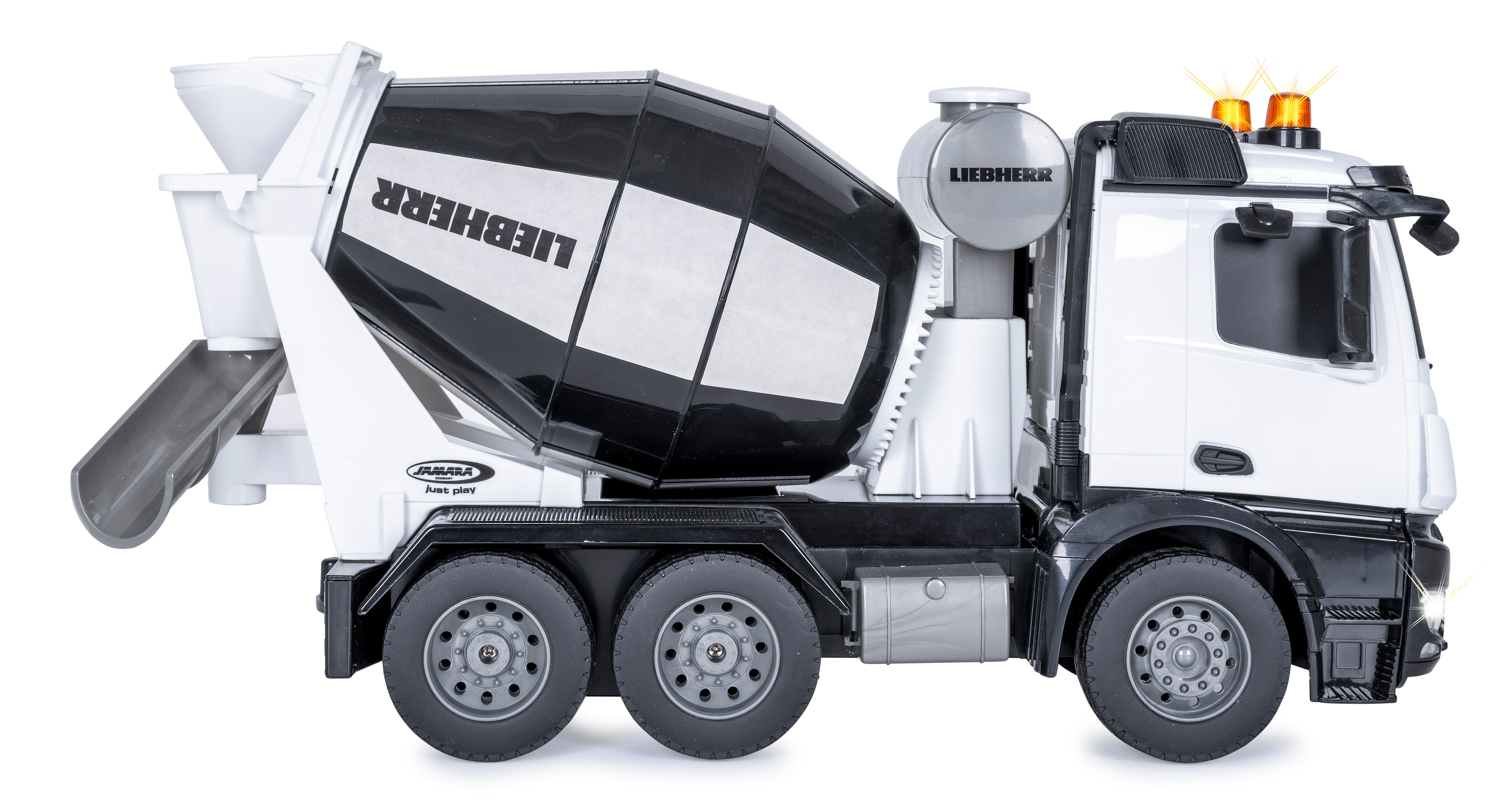 Weißer und schwarzer Spielzeug-Zementlaster mit Liebherr-Branding. Seitenansicht. Lichter sind an.