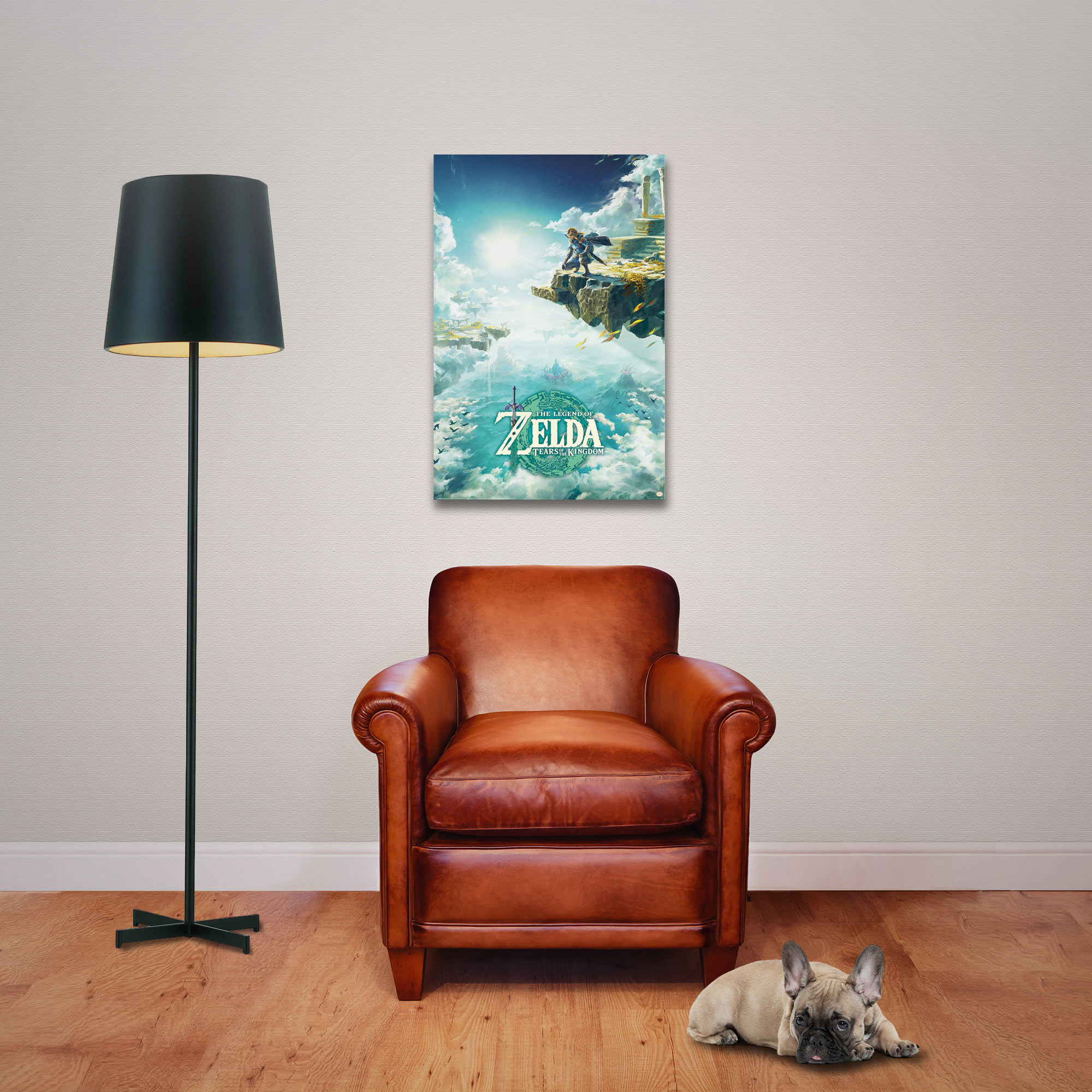 Ein Poster eines Spiels hängt an einer weißen Wand. Ein brauner Ledersessel und eine Lampe davor.