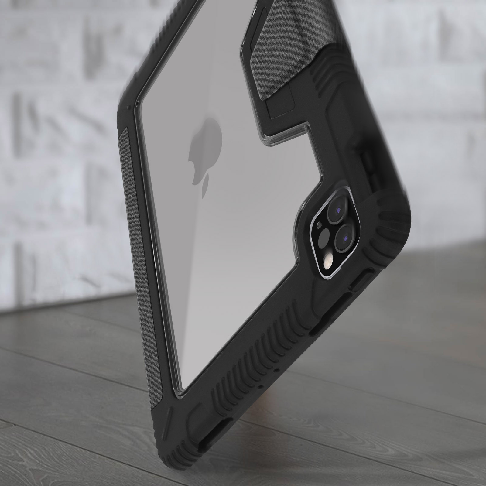 Custodia per tablet nera aperta. Mostra il retro del tablet. Sfondo in legno.
