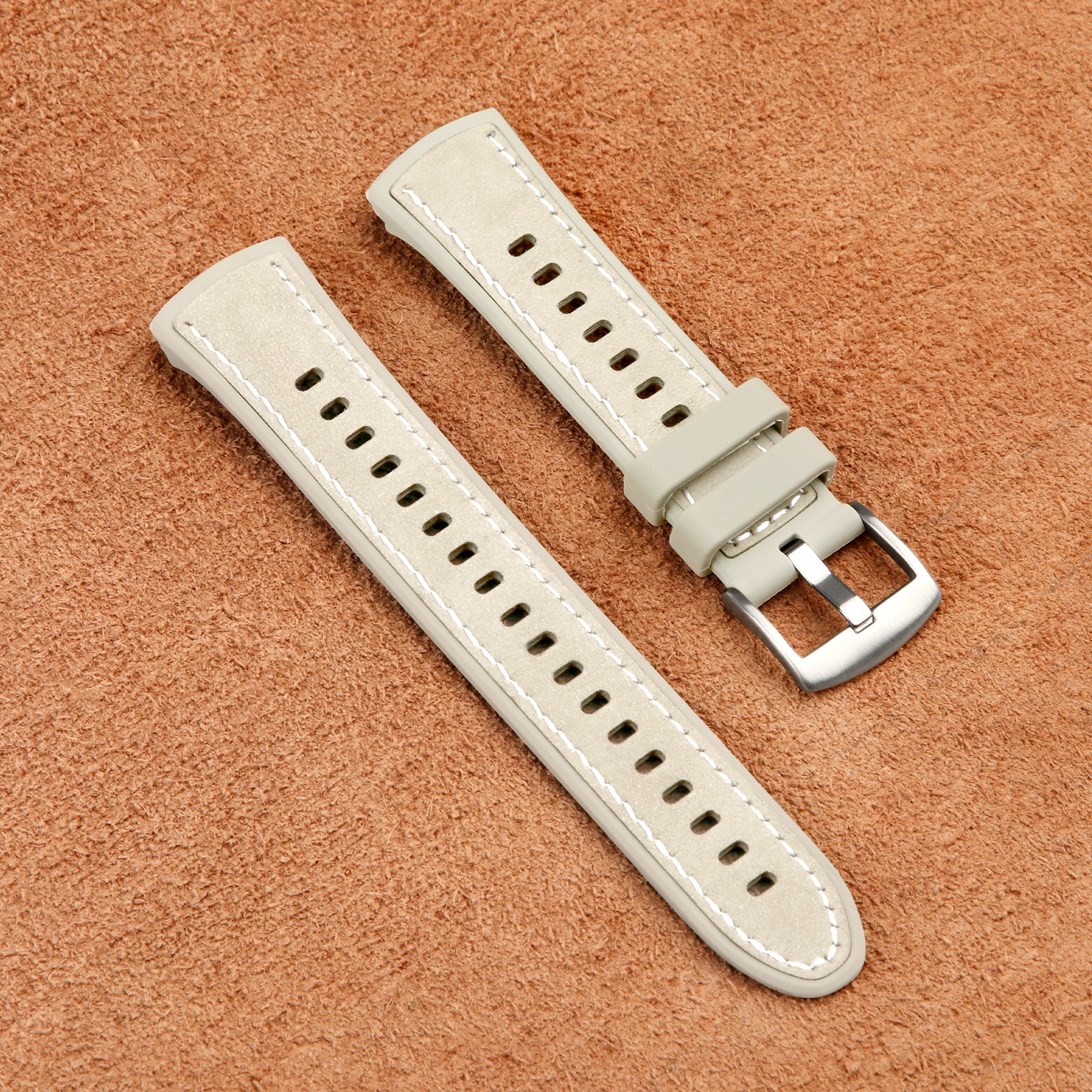 Zwei Uhrenarmbänder. Beiges Leder und weiße Nähte mit silberner Schnalle.
