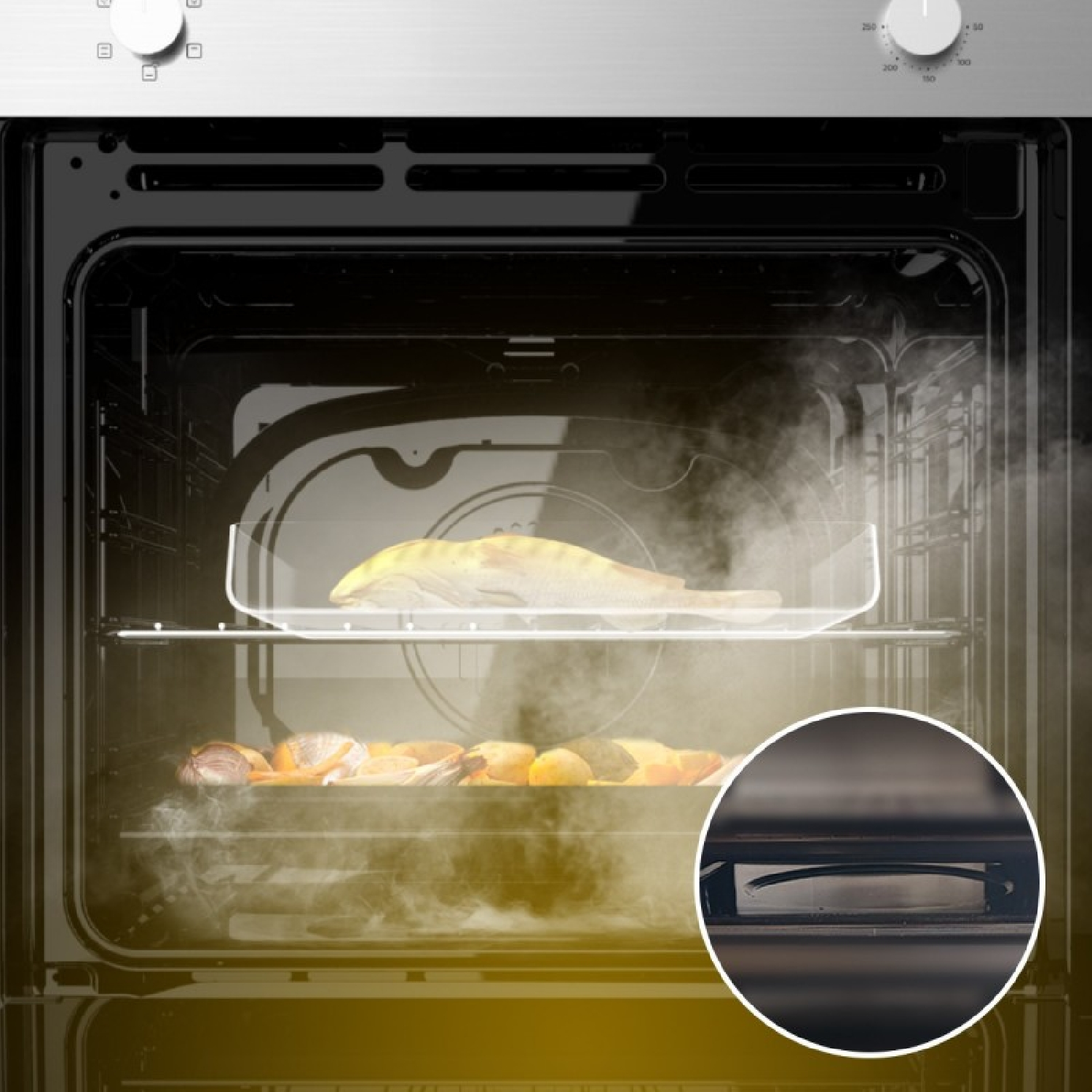 Interior de horno con vapor. Un plato de pescado está en una rejilla. Verduras debajo. Primer plano muestra asa.