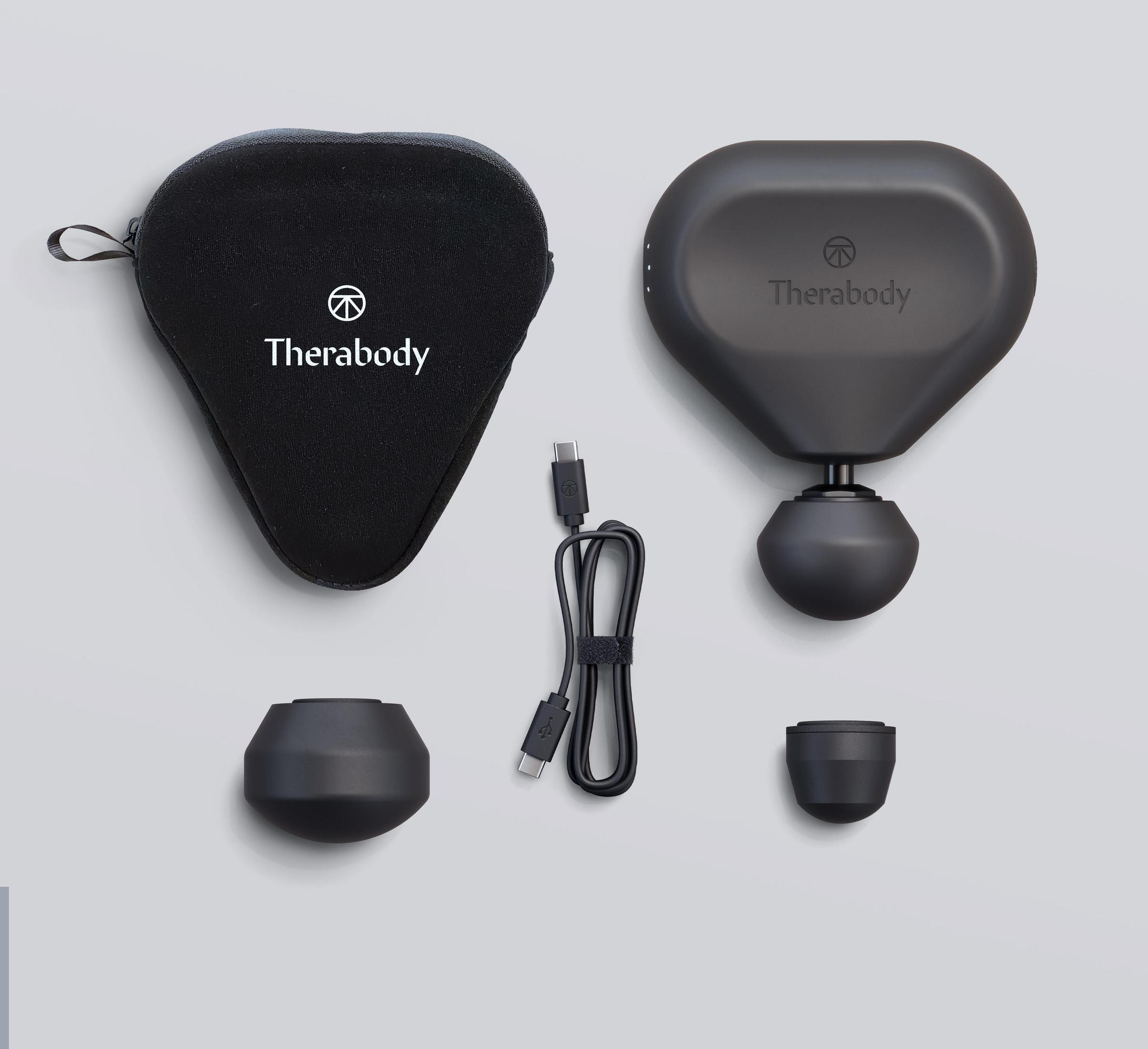 Artículos de un dispositivo de masaje Therabody. Incluye el dispositivo, cable de carga y cabezales.