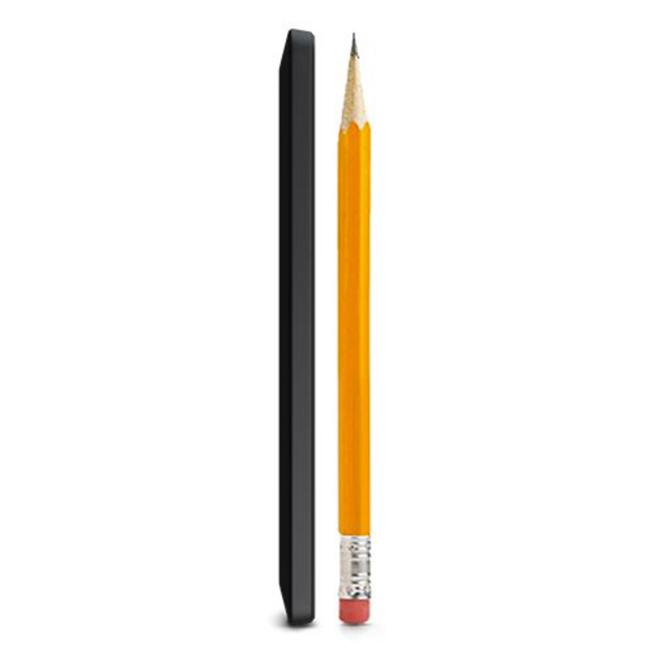 Ein Bleistift neben einem schwarzen Gerät. Der Bleistift ist gelb mit einem rosa Radiergummi.