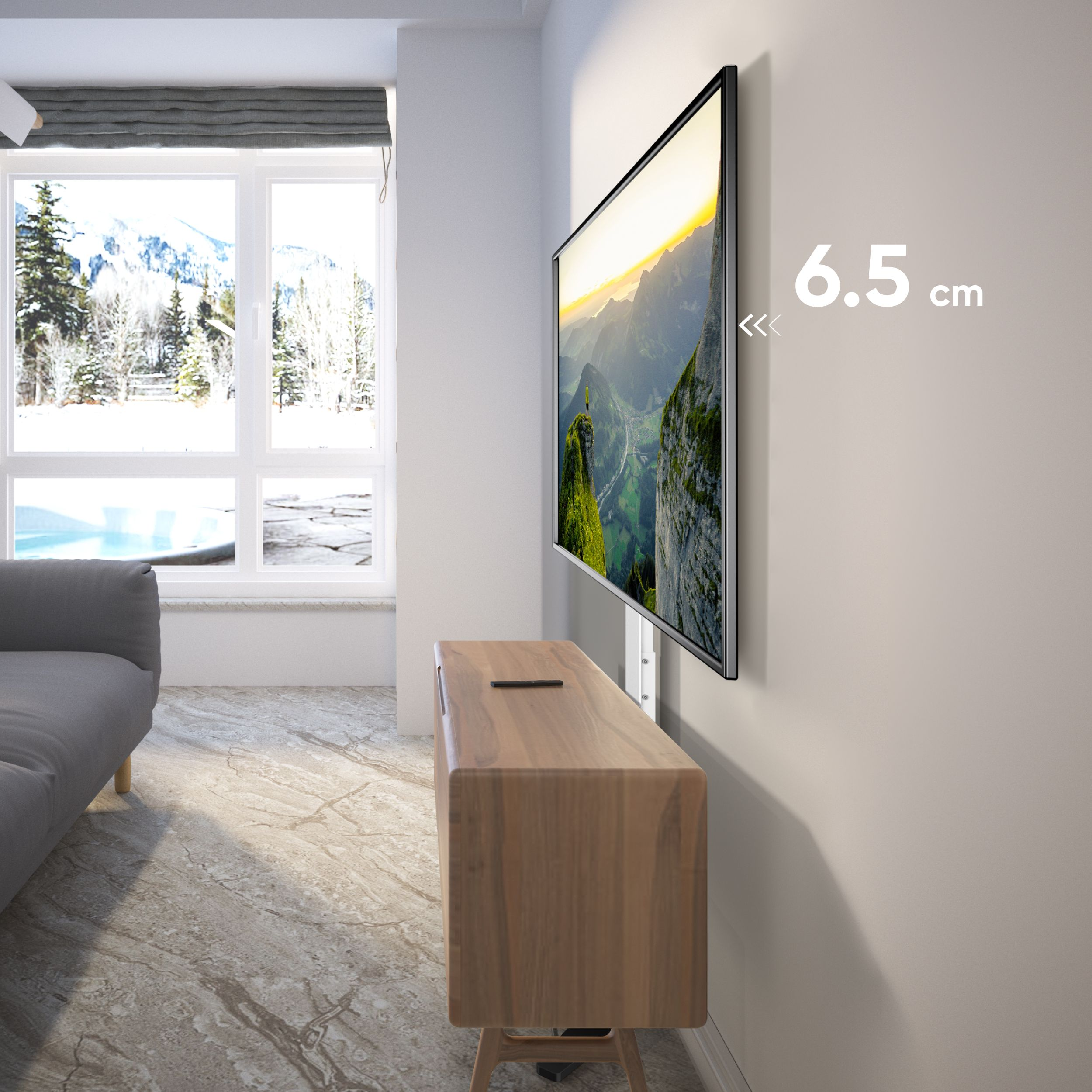 Telewizor zamontowany na ścianie nad drewnianą szafką. Odległość od ściany wynosi 6,5 cm.