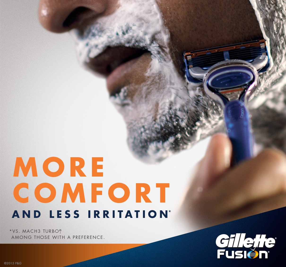 Nahaufnahme eines Mannes, der sich mit einem Gillette Fusion Rasierer rasiert. Weißer Rasierschaum und Text, der Komfort und weniger Irritation bewirbt.