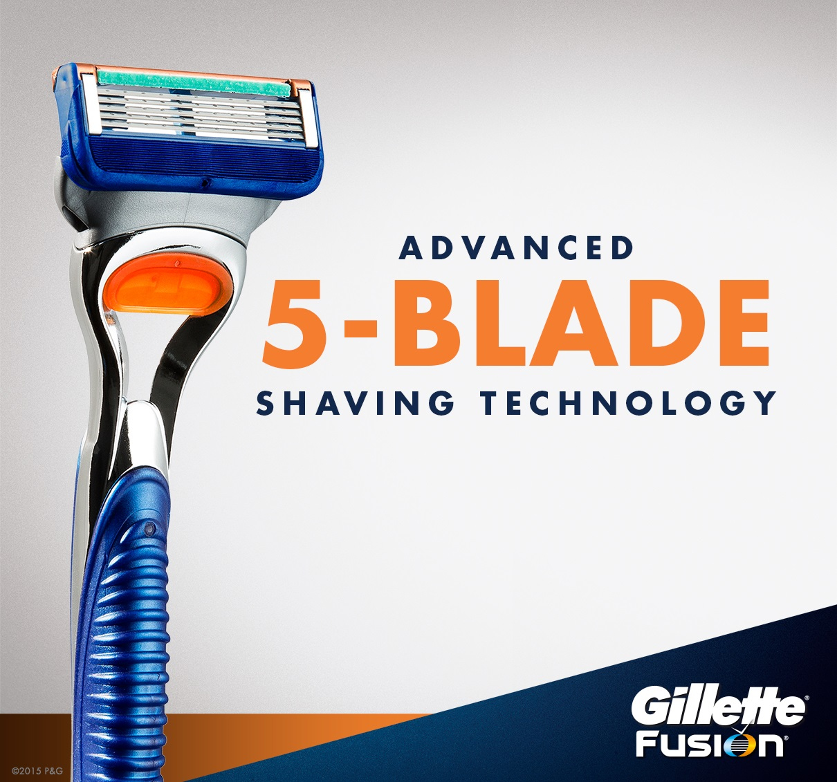 Gillette Fusion Rasierer mit blauem Griff. Es wird für fortschrittliche 5-Klingen-Rasiertechnologie geworben. Der Rasierer steht im Fokus.