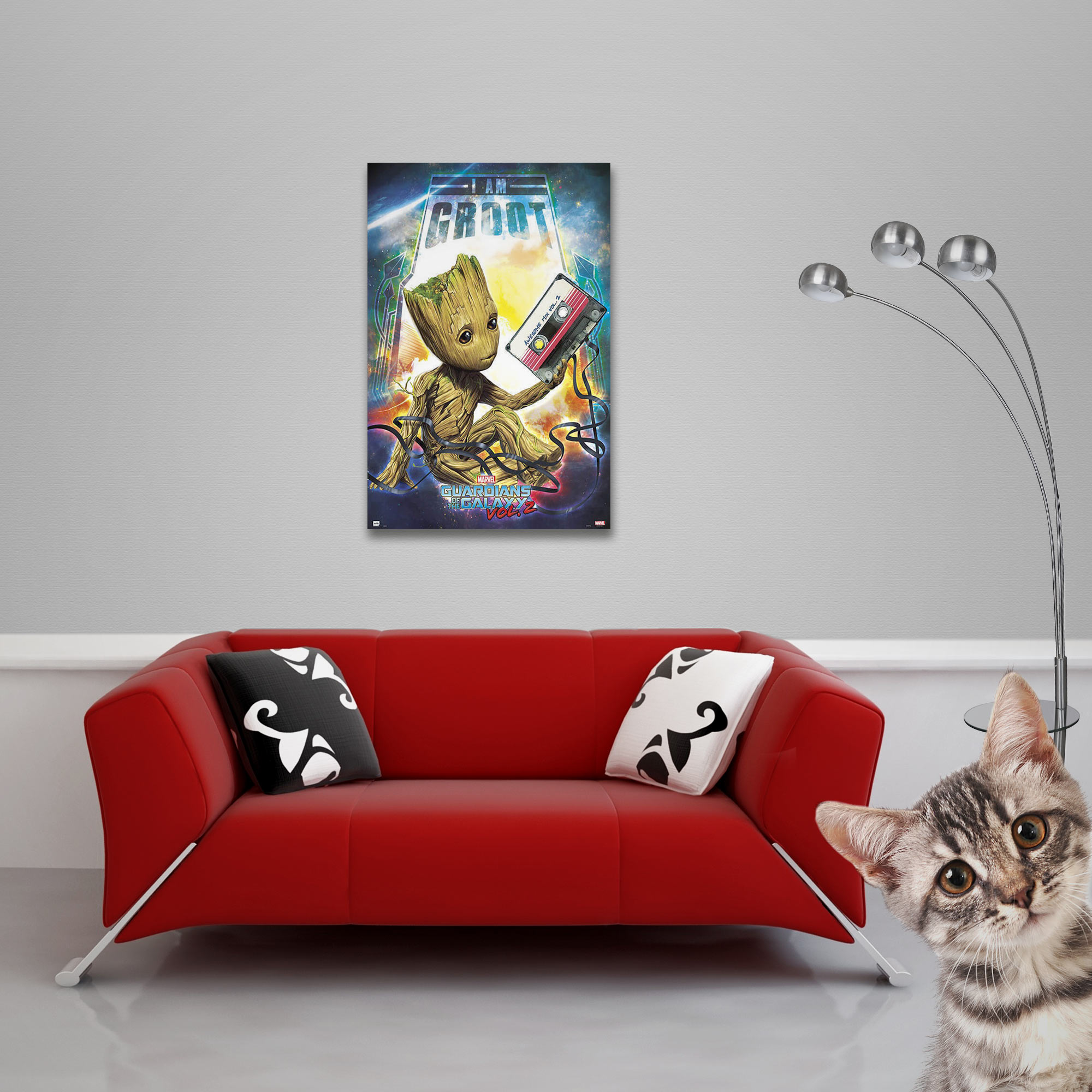 Ein Poster von Groot, der eine Kassette aus Guardians of the Galaxy hält, über einem roten Sofa.