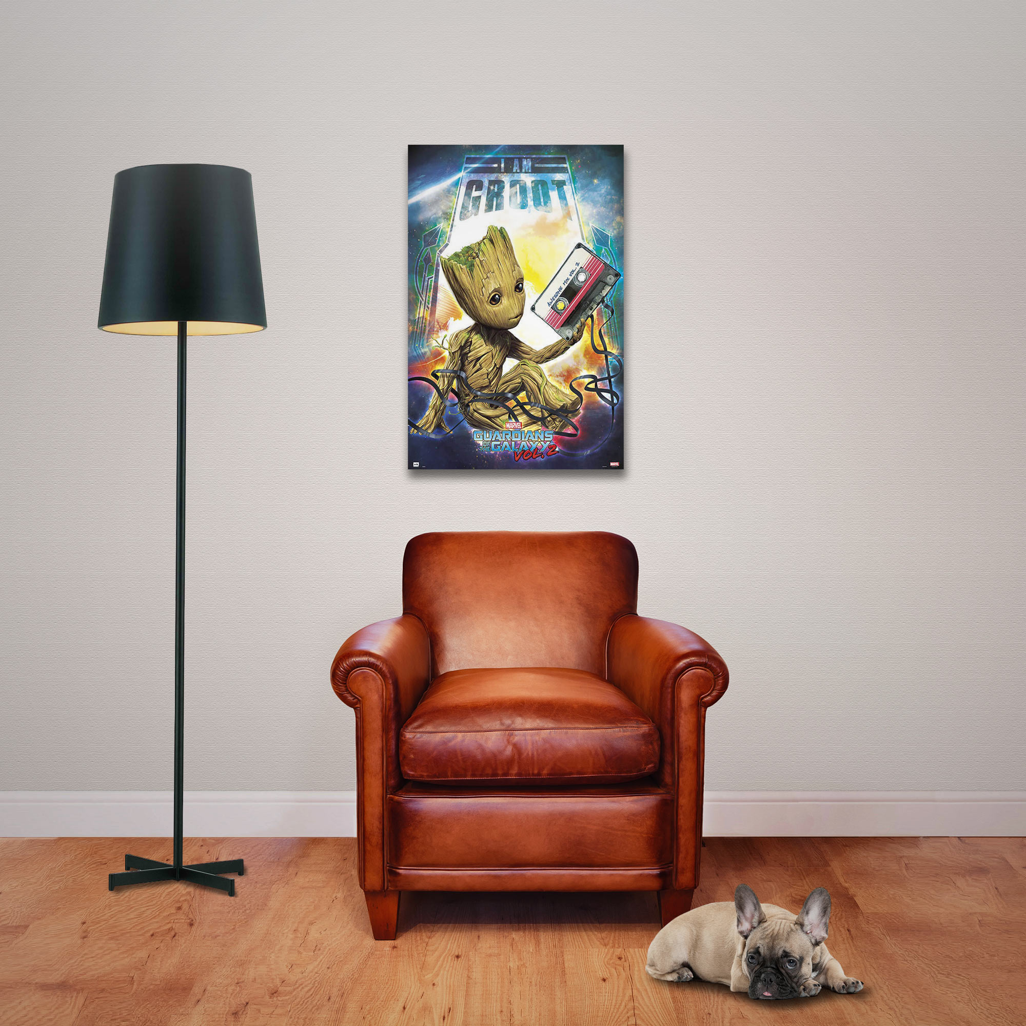 Poster von Groot aus Guardians of the Galaxy, in einem Wohnzimmer mit einem braunen Ledersessel.