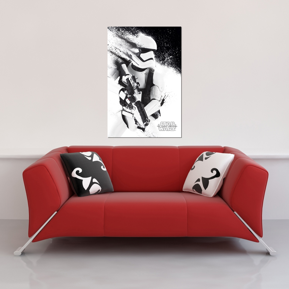 Ein Star Wars-Poster an einer Wand über einem roten Sofa mit Kissen. Stormtrooper-Bild.