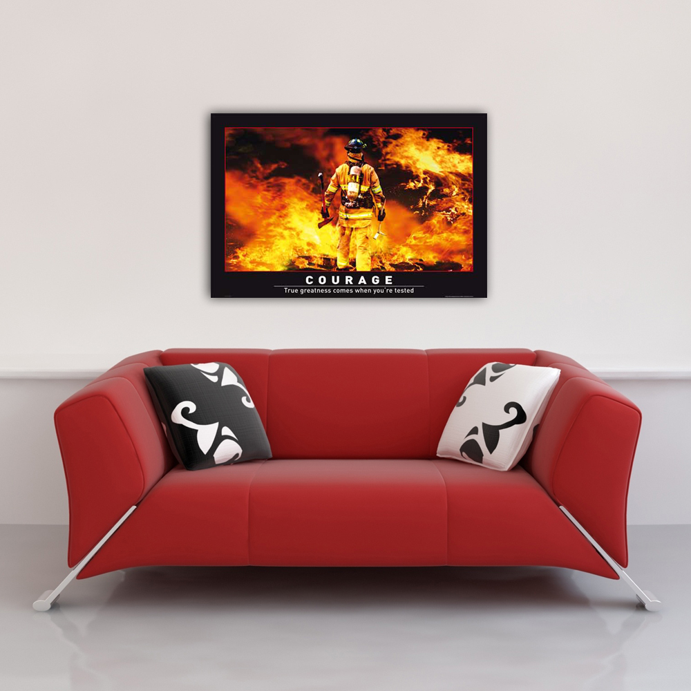Ein rotes Sofa mit zwei Zierkissen und eine Wand mit einem Feuerwehrmann-Bild.