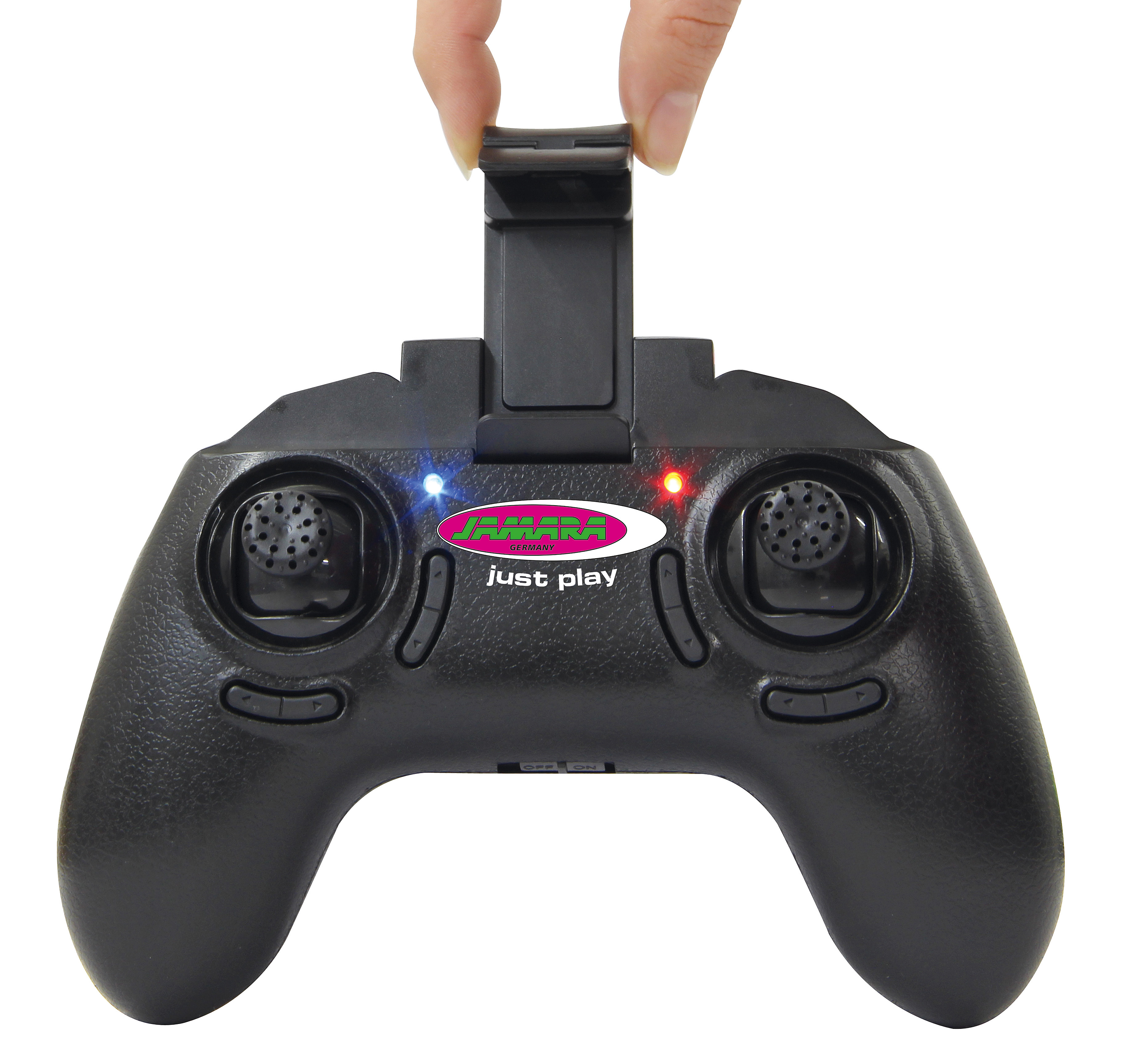 Hand, die eine schwarze Fernbedienung mit pink-grünem Logo, zwei Joysticks und blau-roten Lichtern hält.