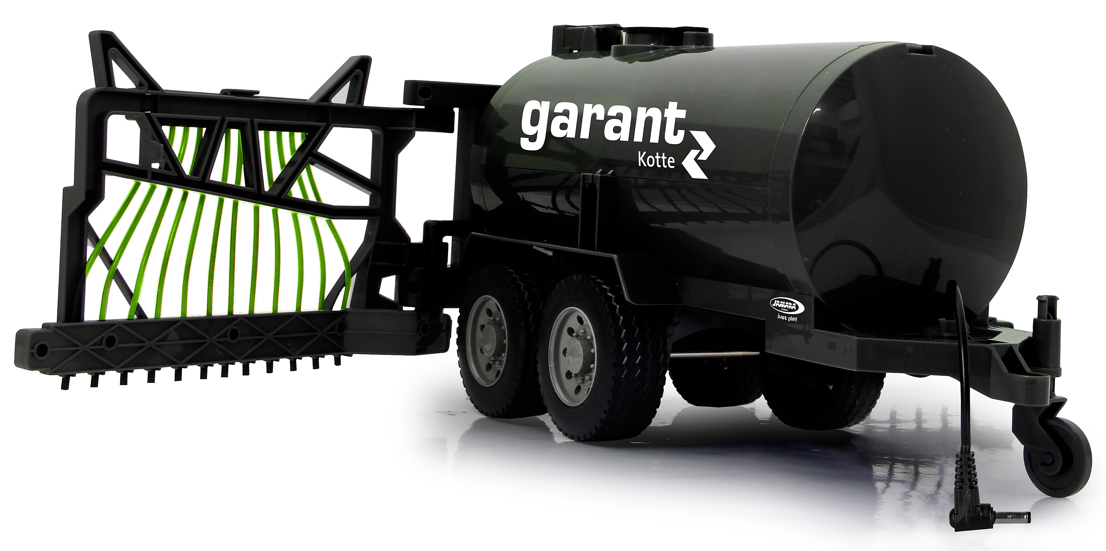 Schwarzer Spielzeug-Landwirtschaftstanker, grüne Sprüharm, 'garant kotte', Seitenansicht.