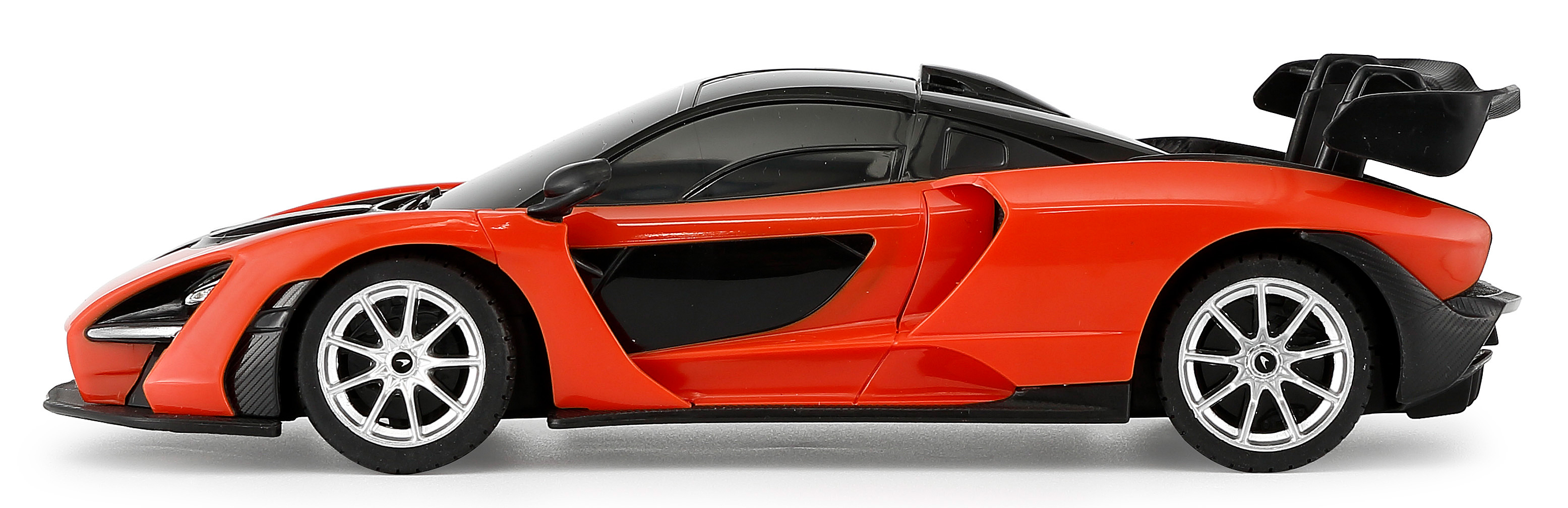 Seitenansicht eines orangenen McLaren-Spielzeugautos mit schwarzem Dach und silbernen Rädern auf weißem Grund.