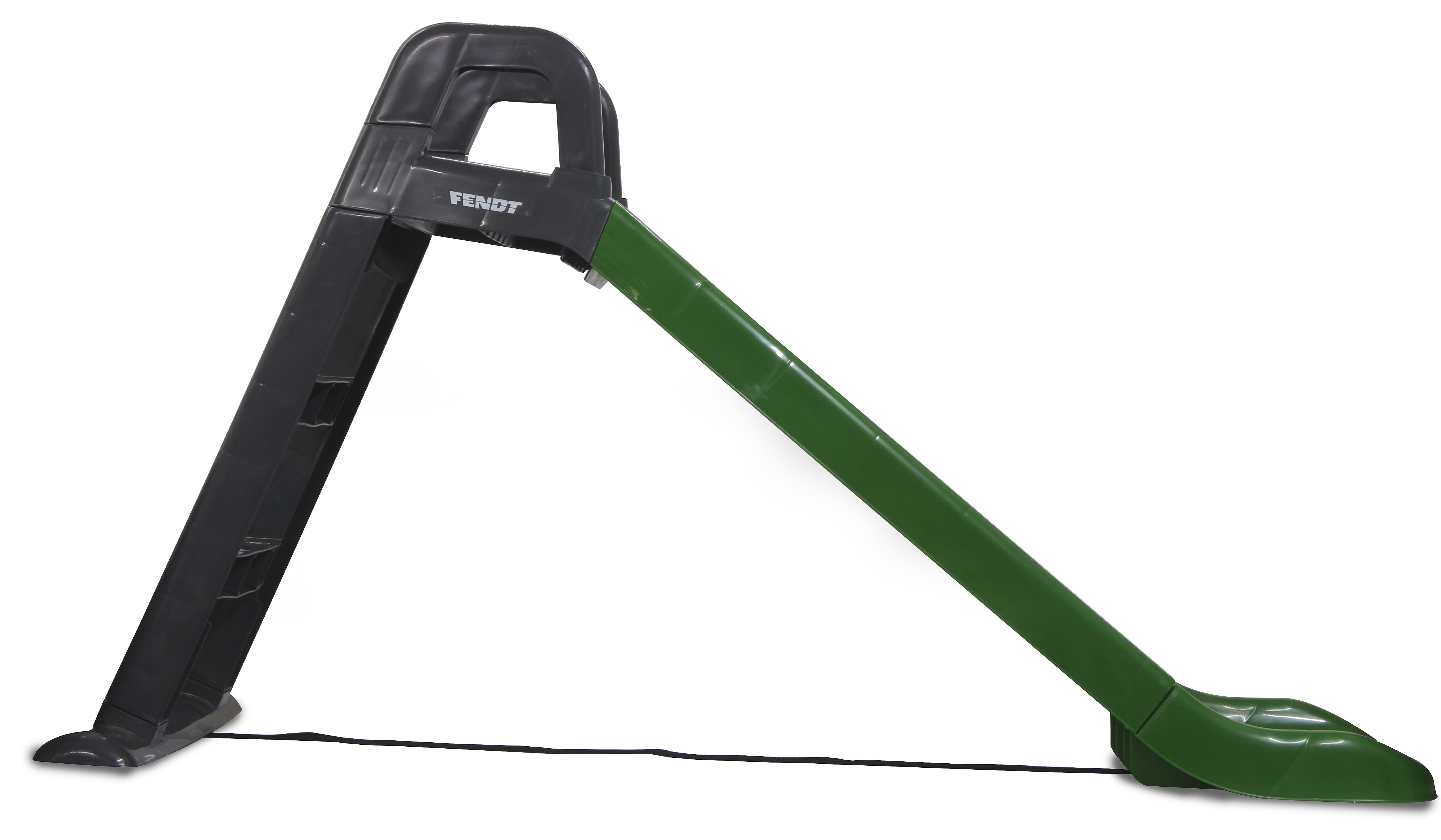 Eine grüne und schwarze Rutsche. Sie hat eine Leiter und eine schräge Rutsche. Die Marke Fendt ist sichtbar.
