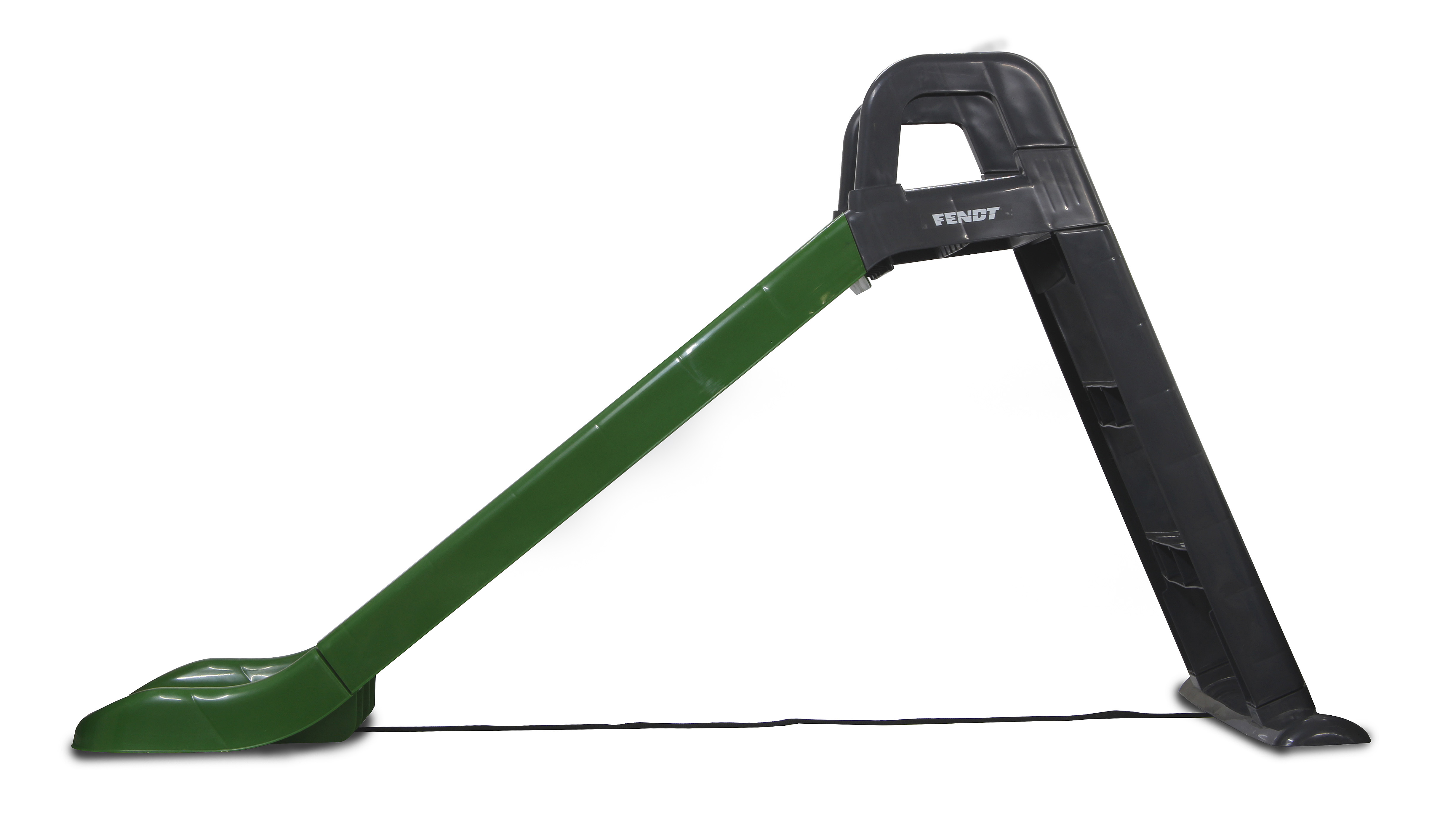 Eine grüne und schwarze Rutsche. Sie hat eine Leiter und eine schräge Rutsche. Die Marke Fendt ist sichtbar.
