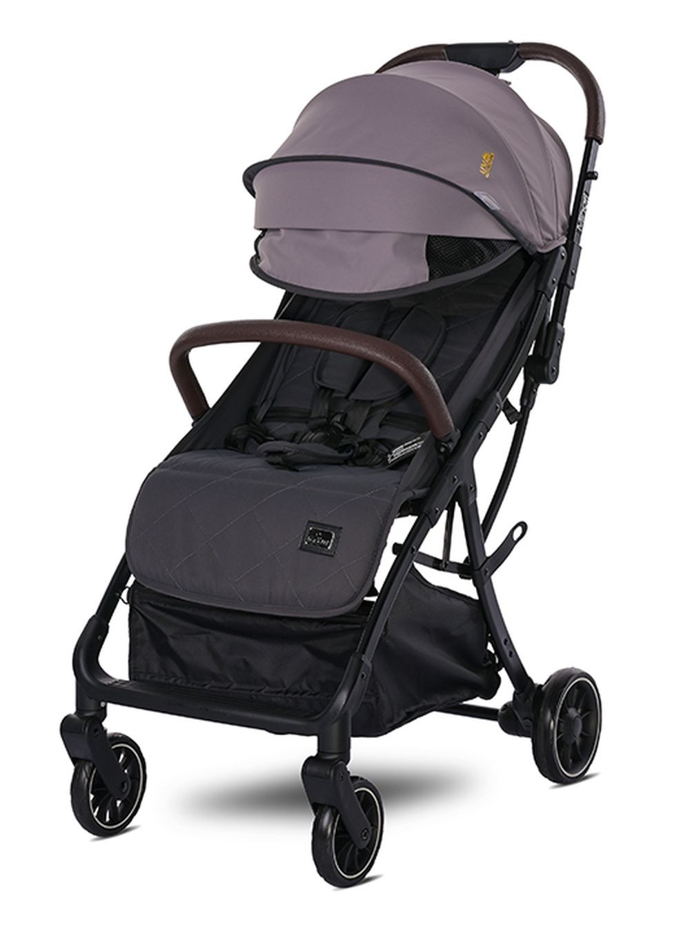 Ein grauer und schwarzer Kinderwagen. Er hat ein Verdeck, einen Sitz und vier Räder. Der Griff ist braun.