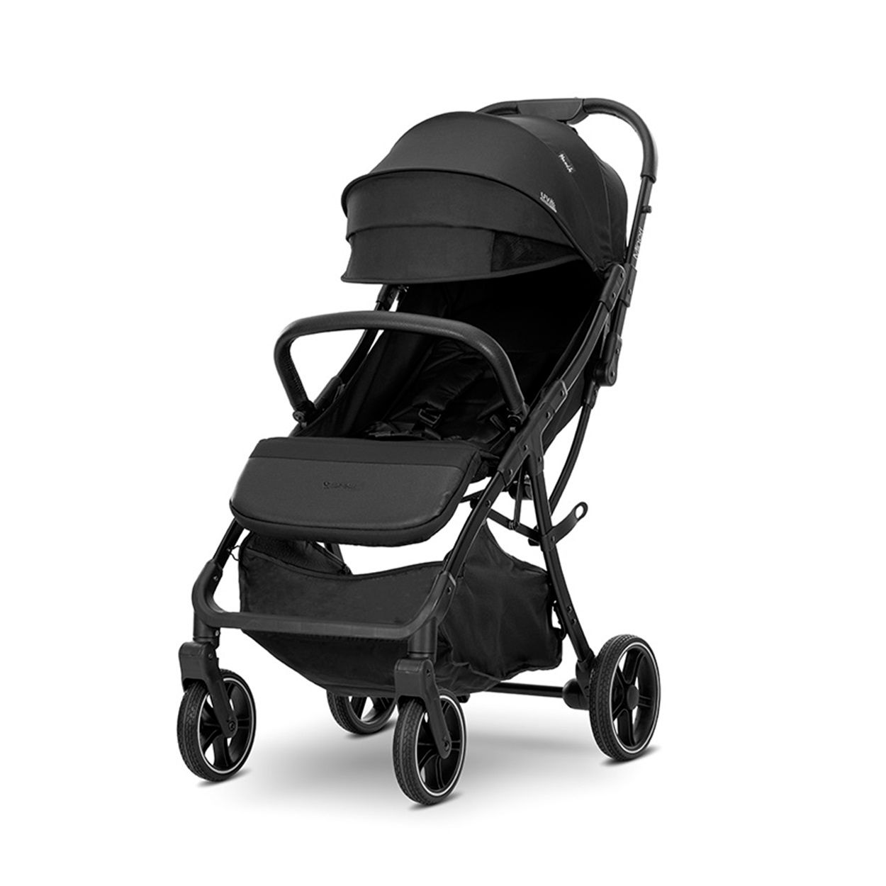 Ein schwarzer Kinderwagen mit Verdeck, Sitz und vier Rädern. Er hat einen Aufbewahrungskorb.