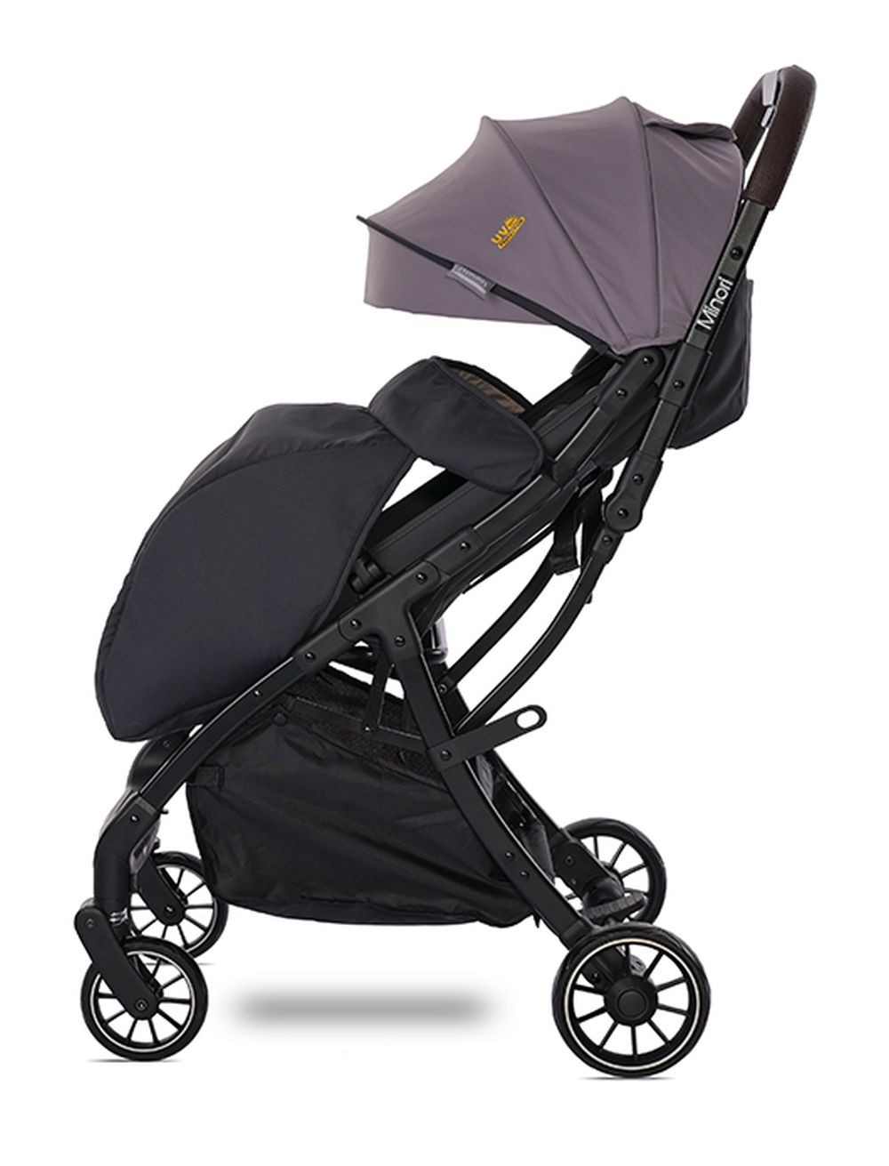 Ein grauer Kinderwagen von der Seite. Er hat ein Verdeck, einen Sitz und vier Räder. Er ist meist schwarz.