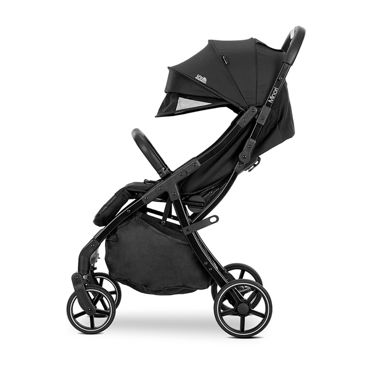 Ein schwarzer Kinderwagen von der Seite. Er hat ein Verdeck, einen Sitz und vier Räder. Auf weißem Grund.
