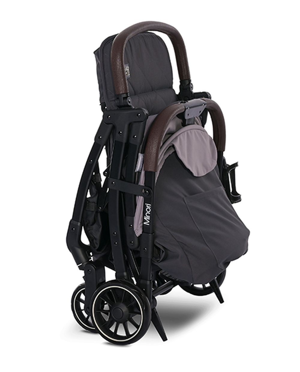 Ein zusammengeklappter Kinderwagen. Er ist schwarz und grau, mit braunen Griffen und vier Rädern.