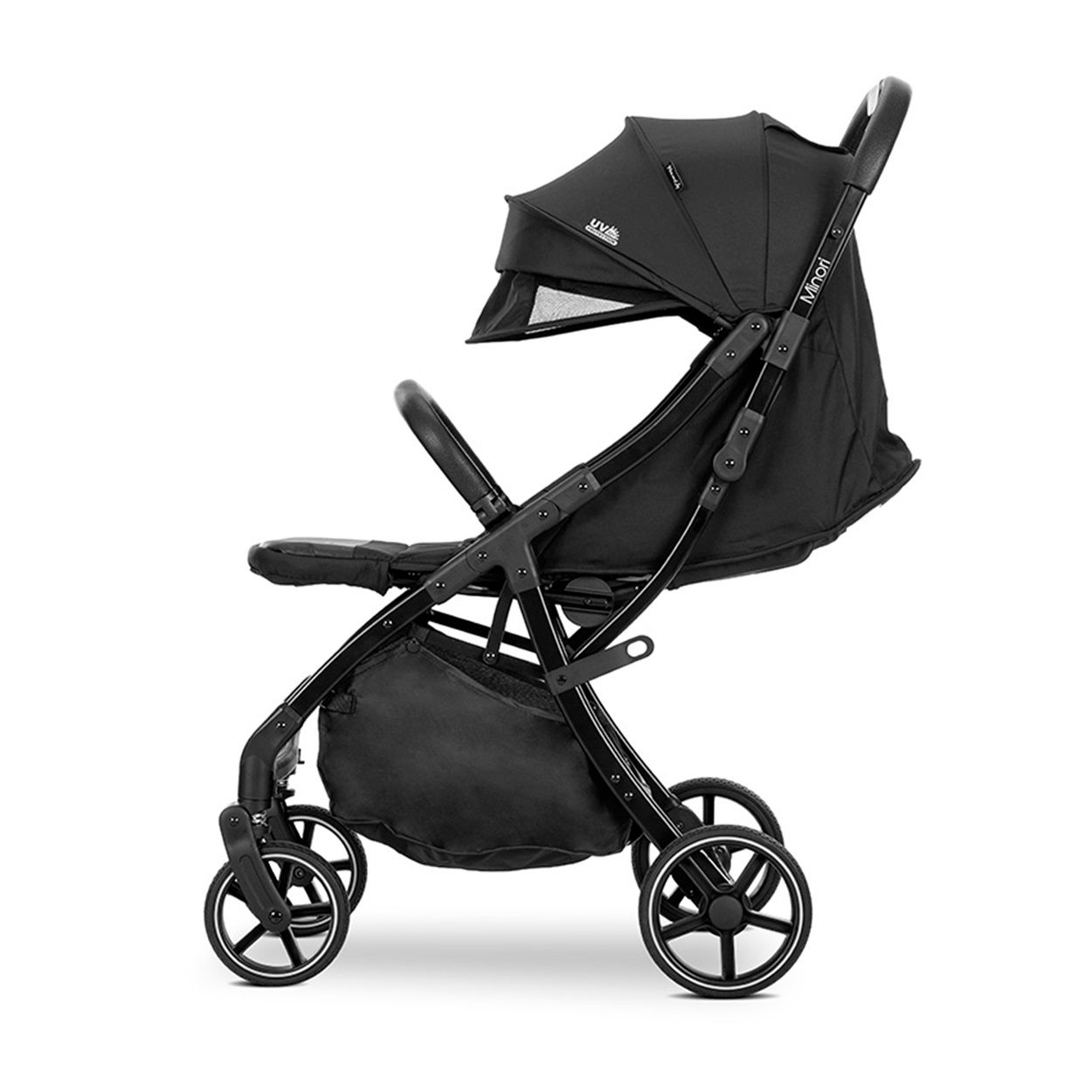 Ein schwarzer Kinderwagen von der Seite, mit Verdeck, vier Rädern und einem Aufbewahrungskorb.
