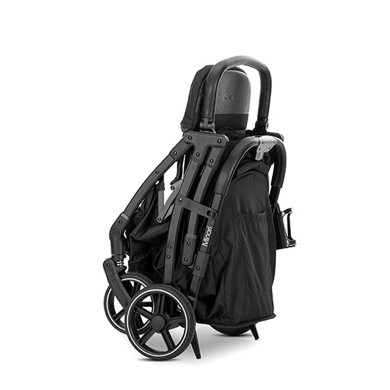 Ein zusammengeklappter schwarzer Kinderwagen. Er hat braune Griffe. Vier Räder sind sichtbar.