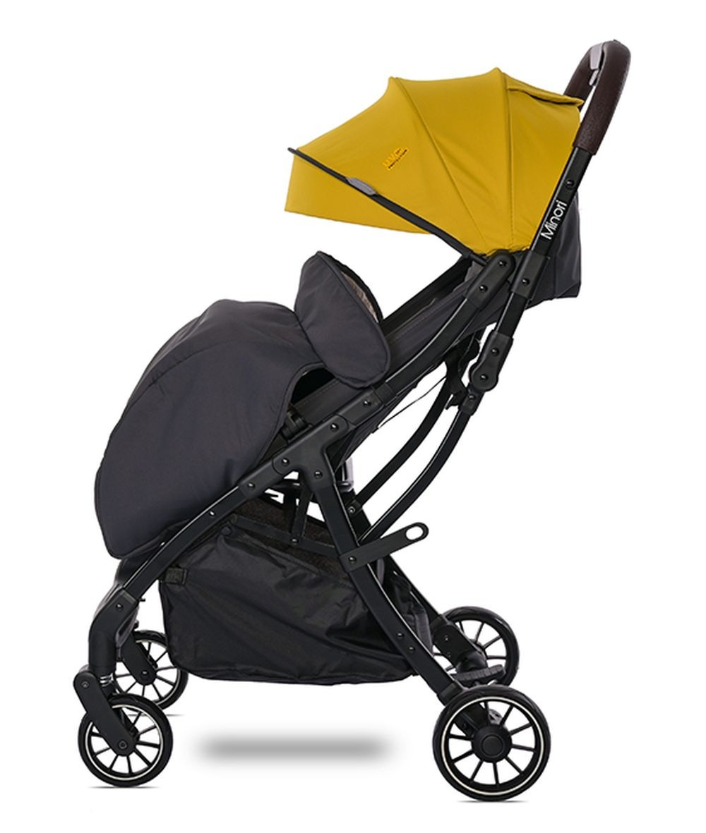 Ein Kinderwagen mit gelbem Verdeck und schwarzem Rahmen. Der Sitz ist dunkelgrau.