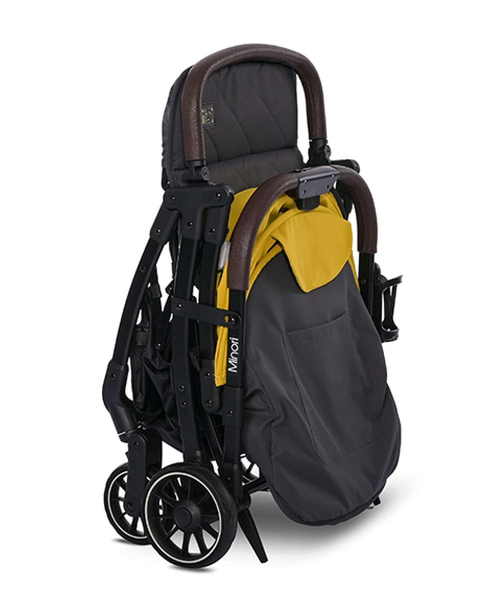 Ein zusammengeklappter Kinderwagen mit gelbem Verdeck, schwarzem Rahmen und braunem Griff.