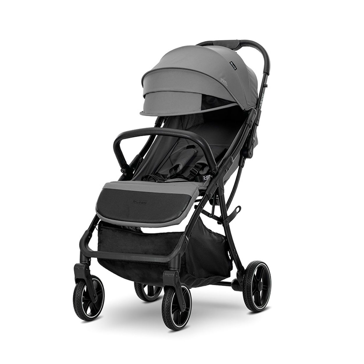 Ein grauer Kinderwagen mit schwarzem Rahmen. Er hat einen schwarzen Korb und Sitz und graues Verdeck.