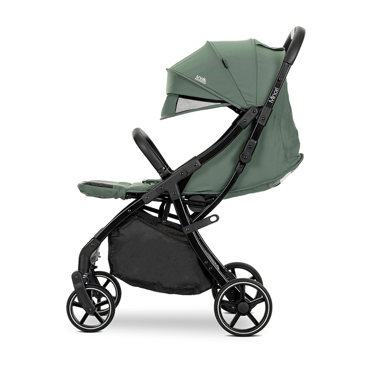 Ein grüner Kinderwagen von der Seite mit schwarzem Rahmen, Verdeck und schwarzen Rädern auf weißem Grund.