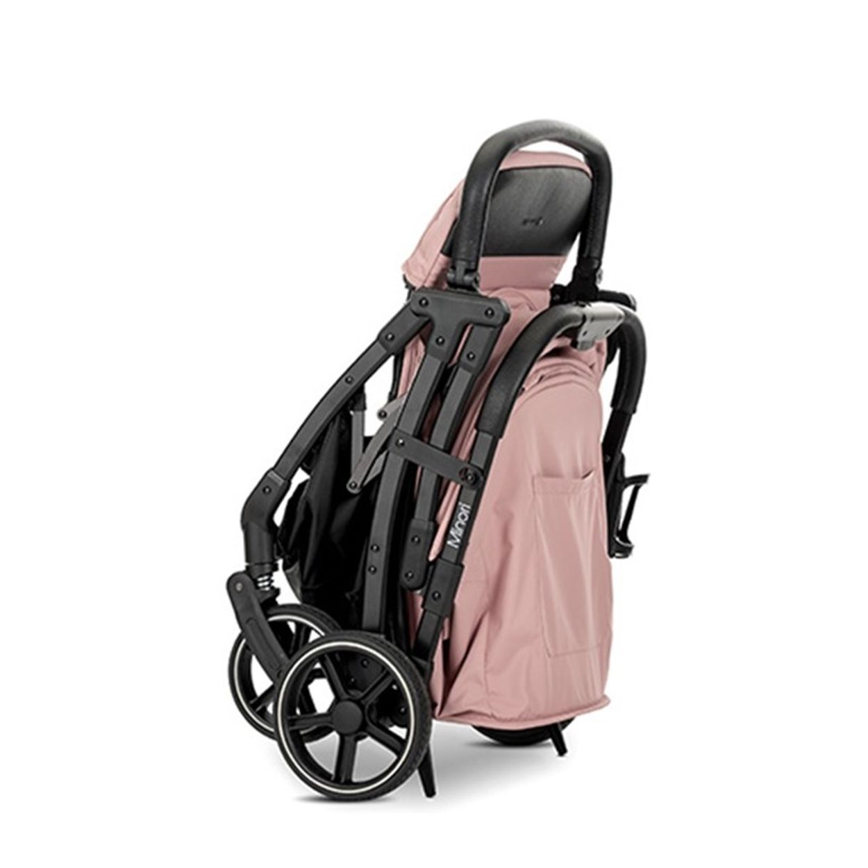 Ein rosa zusammengeklappter Kinderwagen mit schwarzem Rahmen und schwarzen Rädern auf weißem Grund.