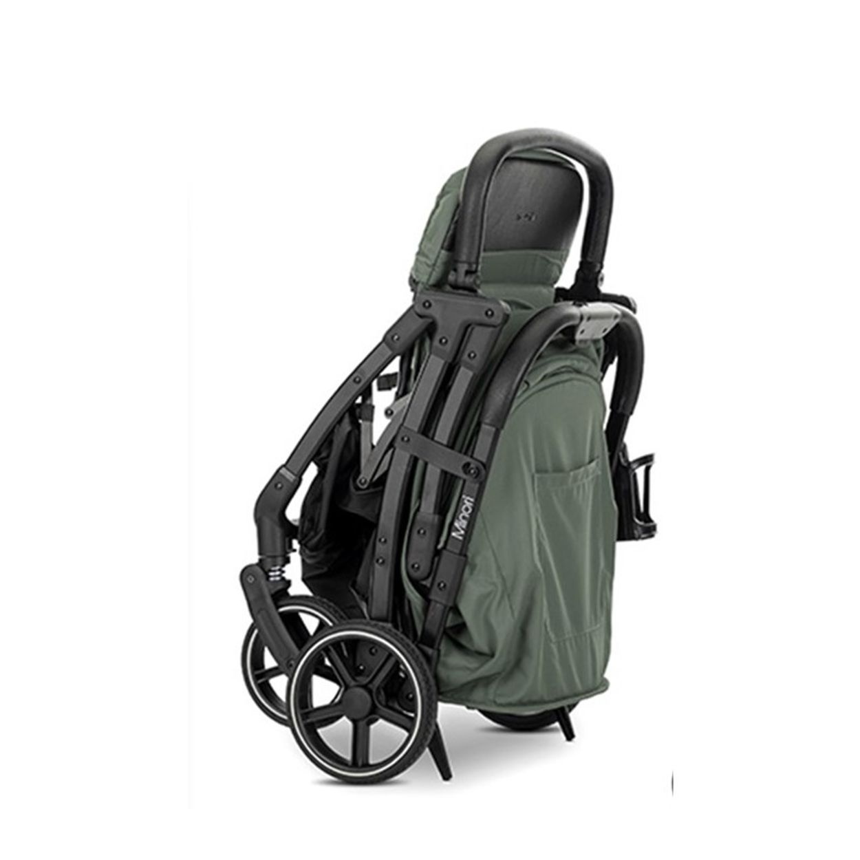 Ein grüner zusammengeklappter Kinderwagen mit schwarzem Rahmen und schwarzen Rädern auf weißem Grund.