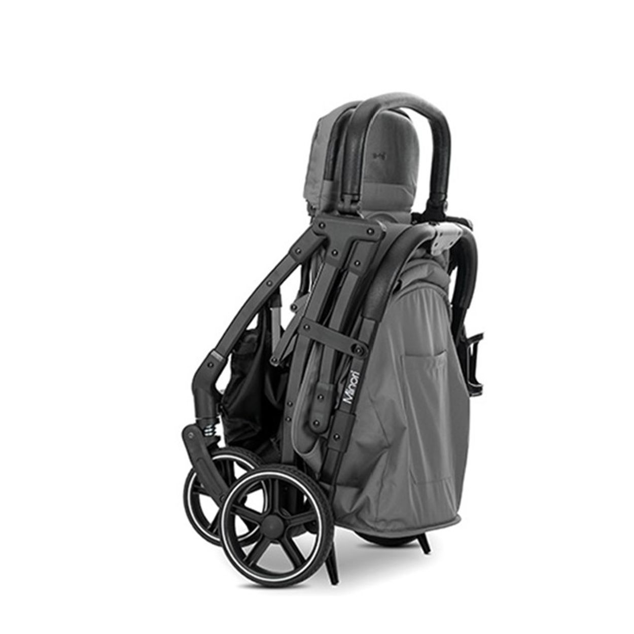 Ein grauer zusammengeklappter Kinderwagen mit schwarzem Rahmen und schwarzen Rädern auf weißem Grund.