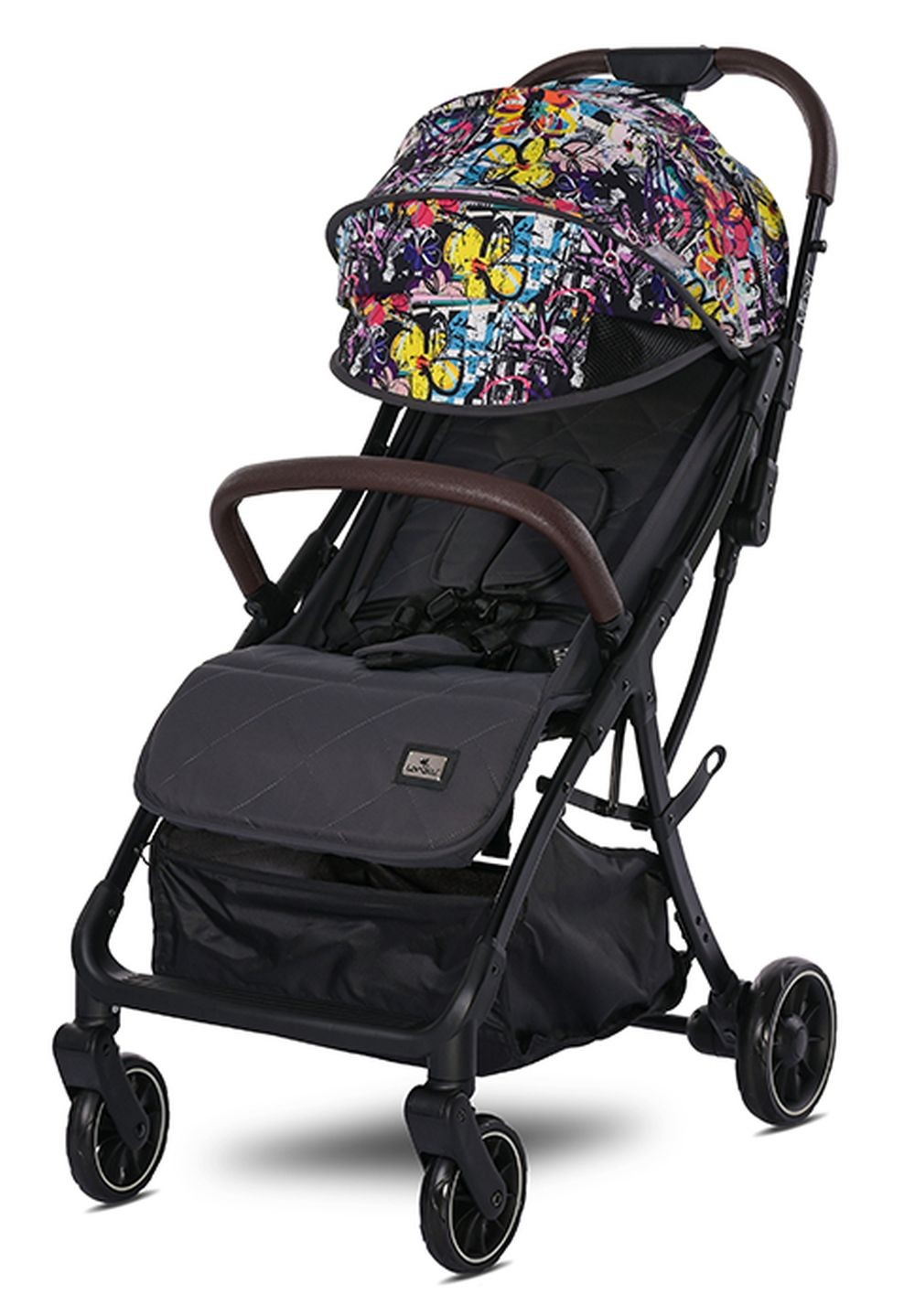 Ein schwarzer Kinderwagen mit graffitiartigem Verdeck, braunen Griffen und schwarzem Aufbewahrungskorb.